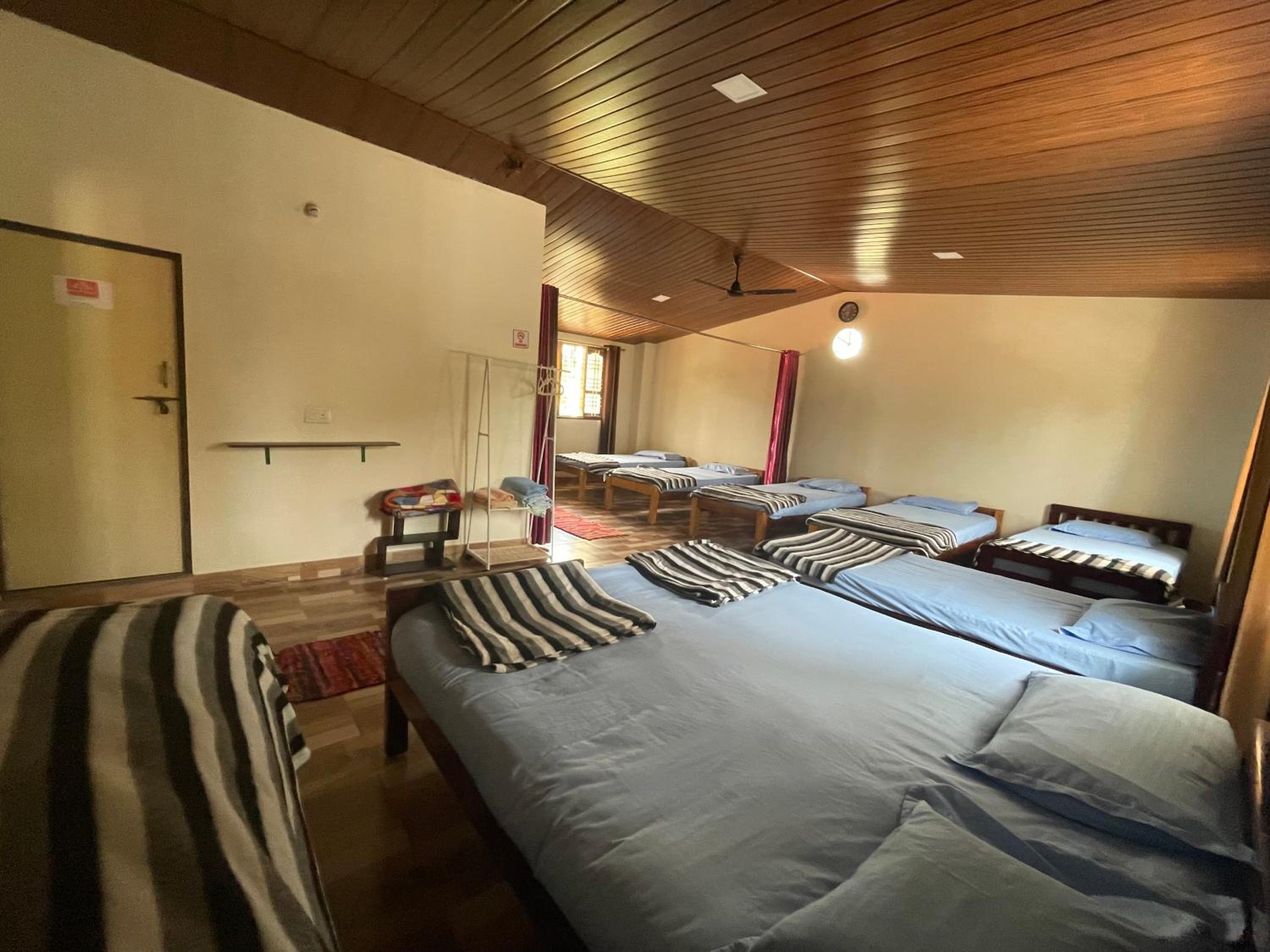 10-Bed Mixed Dormitory Room photo 2