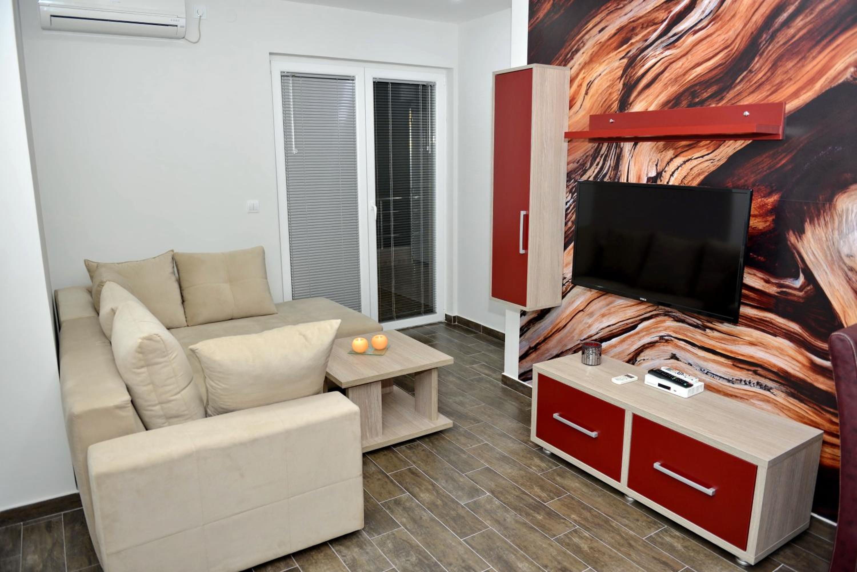 One-Bedroom Apartment with Balcony and Lake View - Photo 4