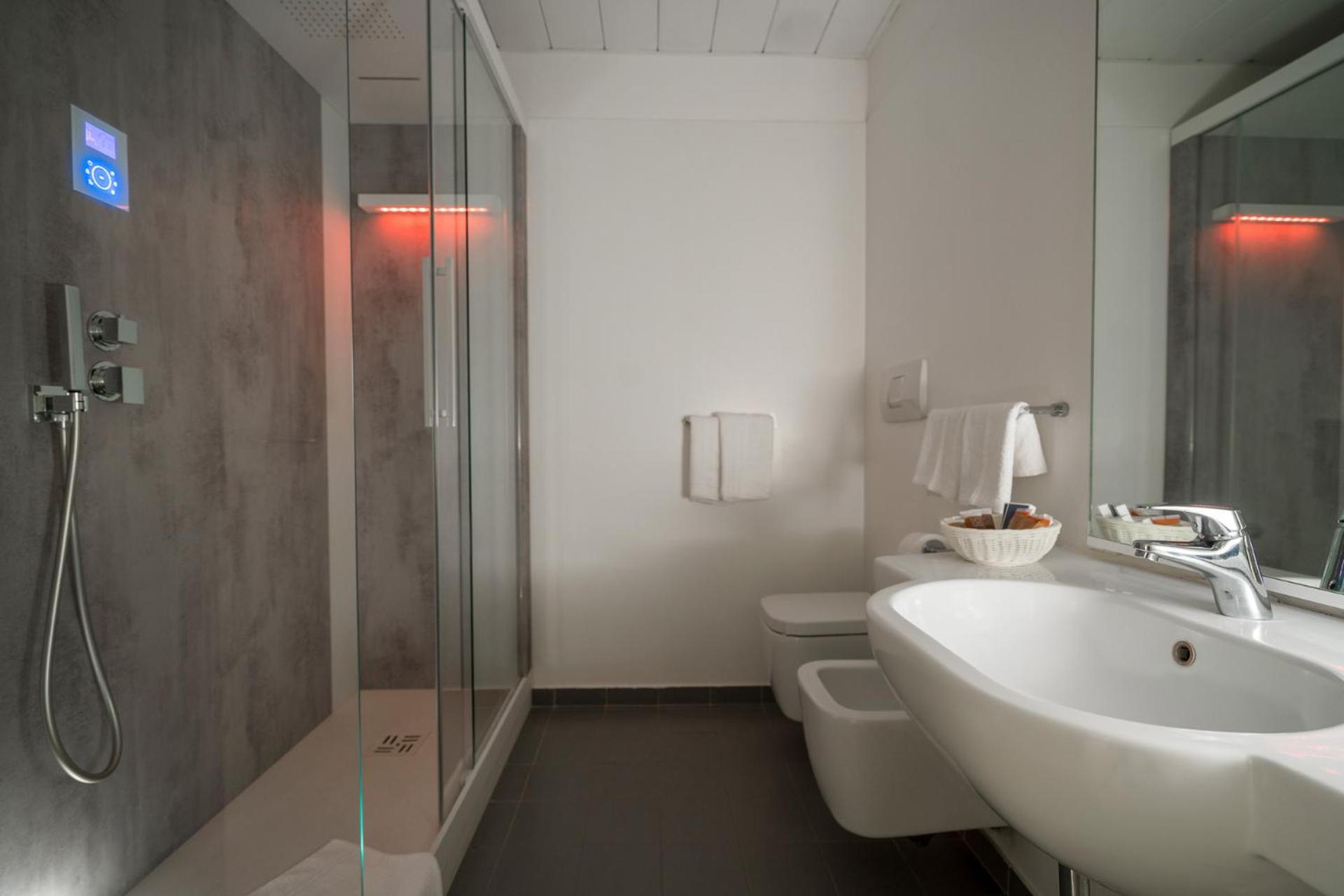 Double Room with Street View - Photo 6