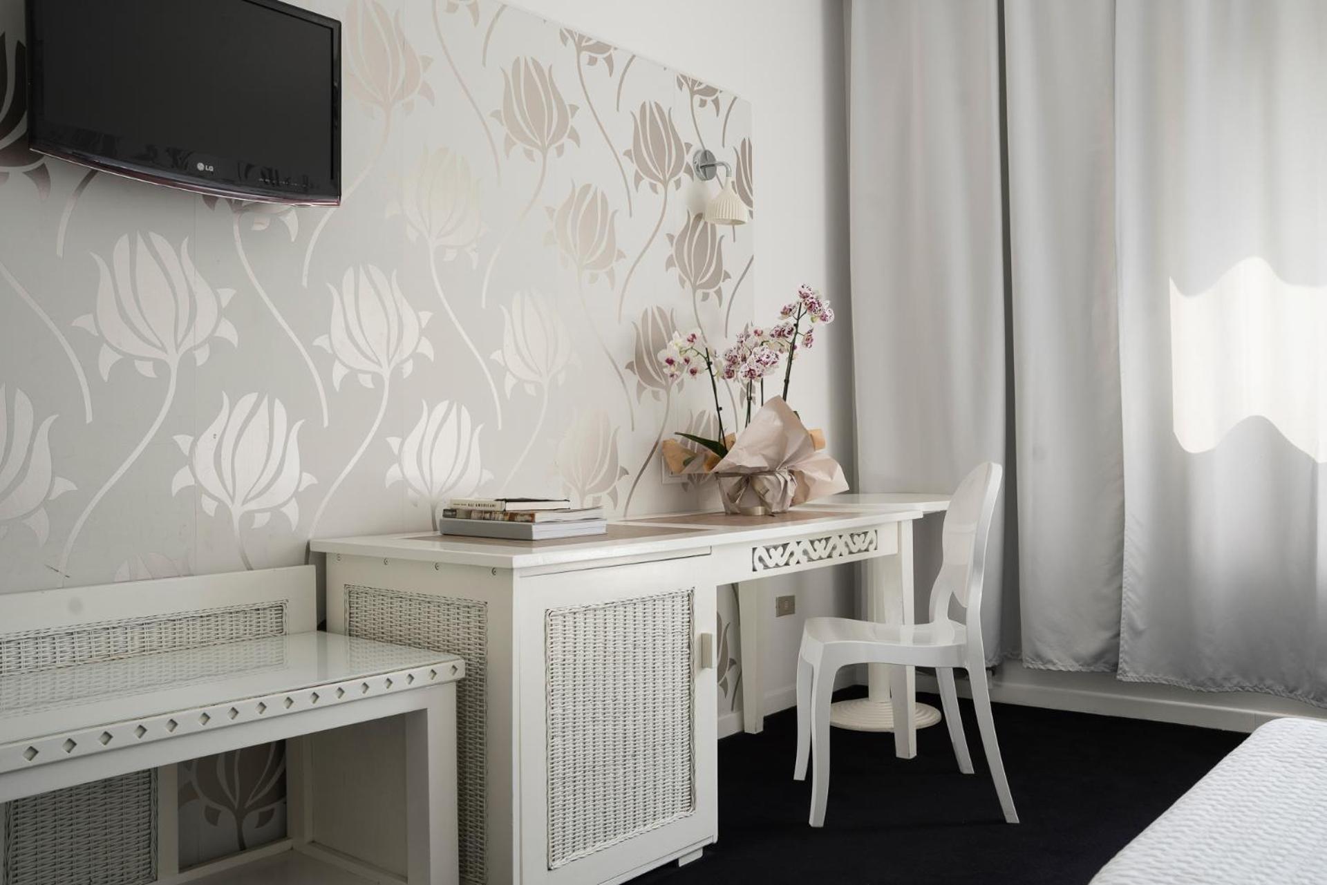 Double Room with Street View - Photo 11