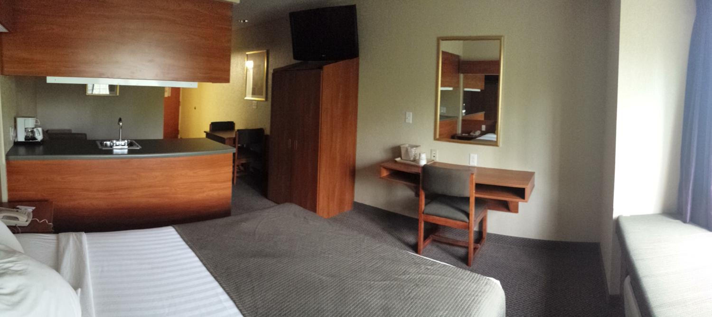 Queen Studio Suite - Disability Access/Non-Smoking - Photo 6