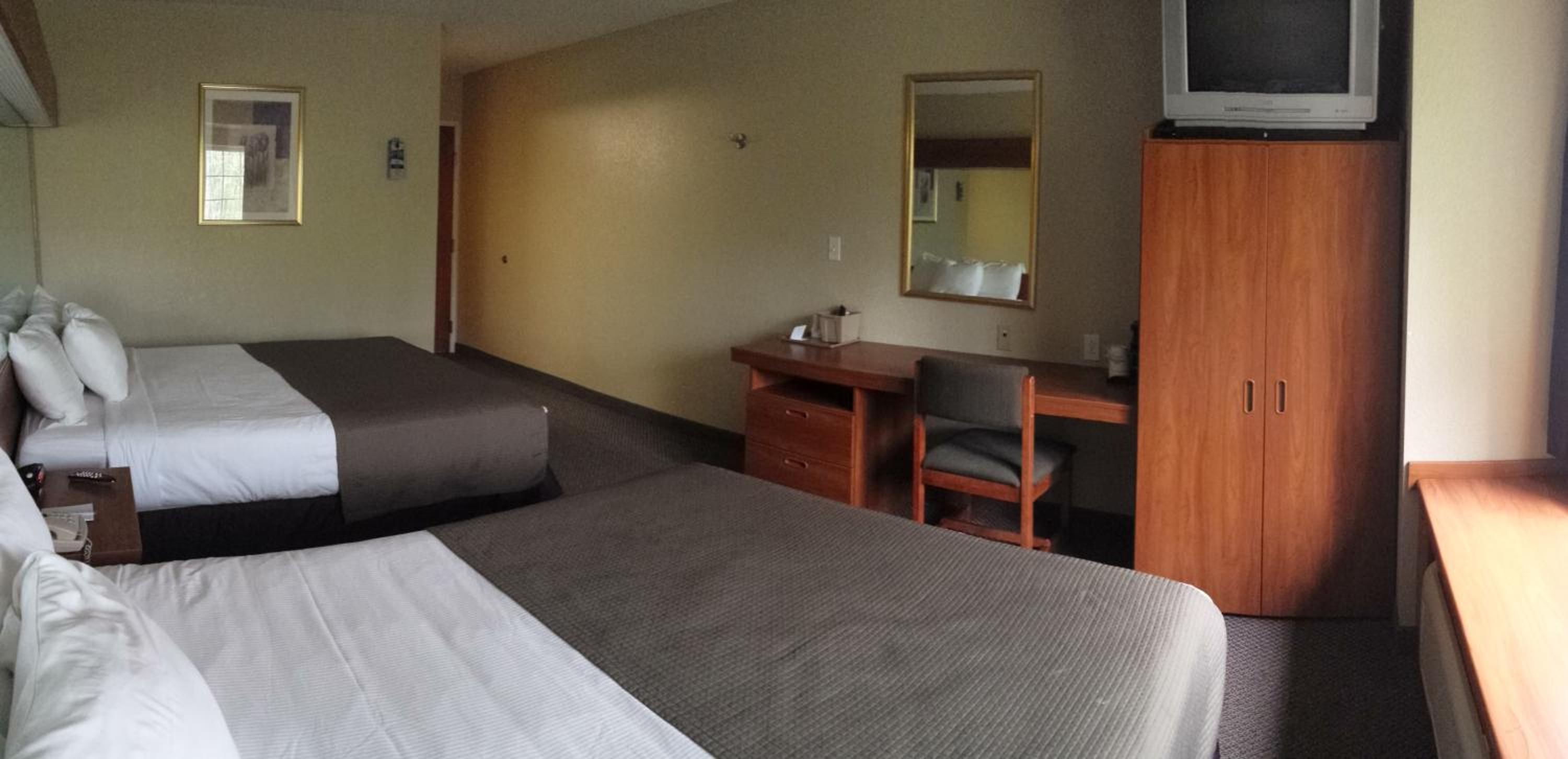 Queen Room with Two Queen Beds - Non-Smoking - Photo 4