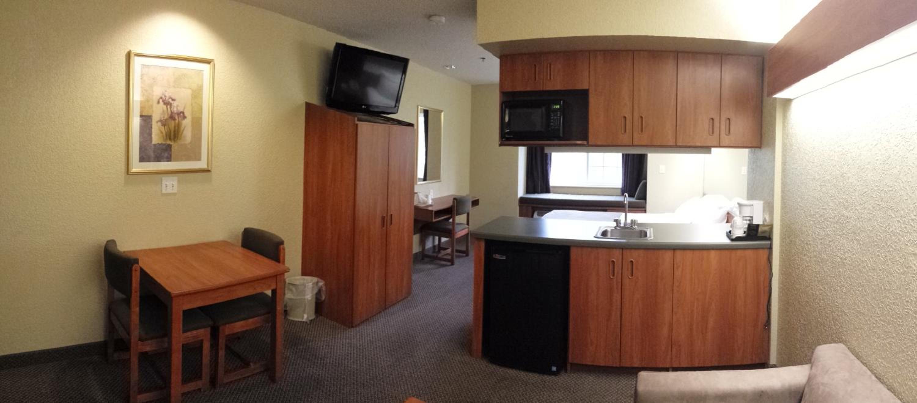 Queen Studio Suite - Disability Access/Non-Smoking - Photo 2