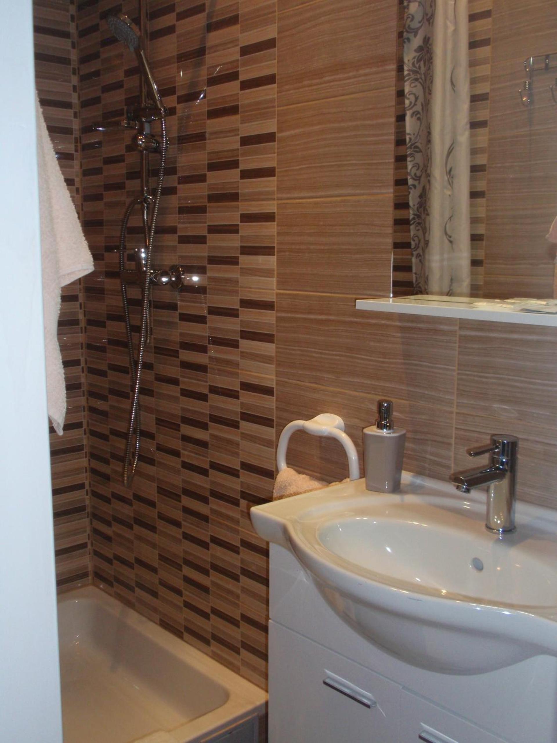Double Room - Photo 18