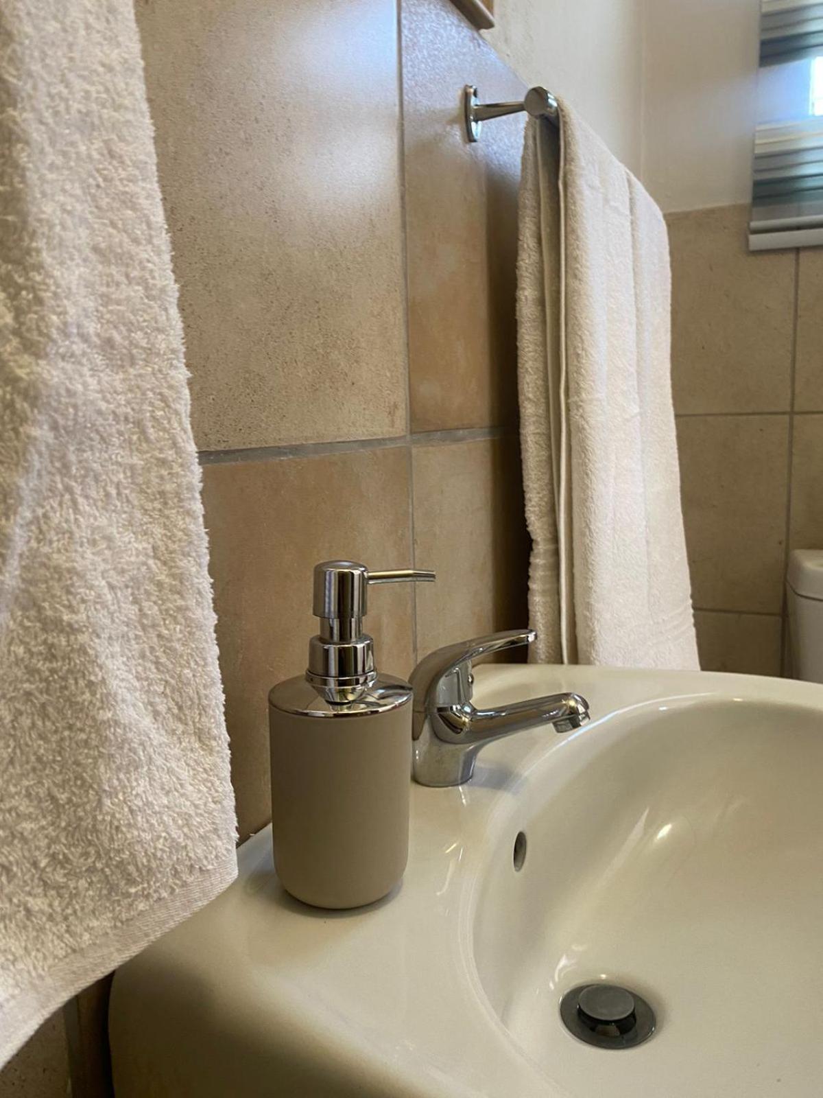Deluxe Double or Twin Room - Photo 7