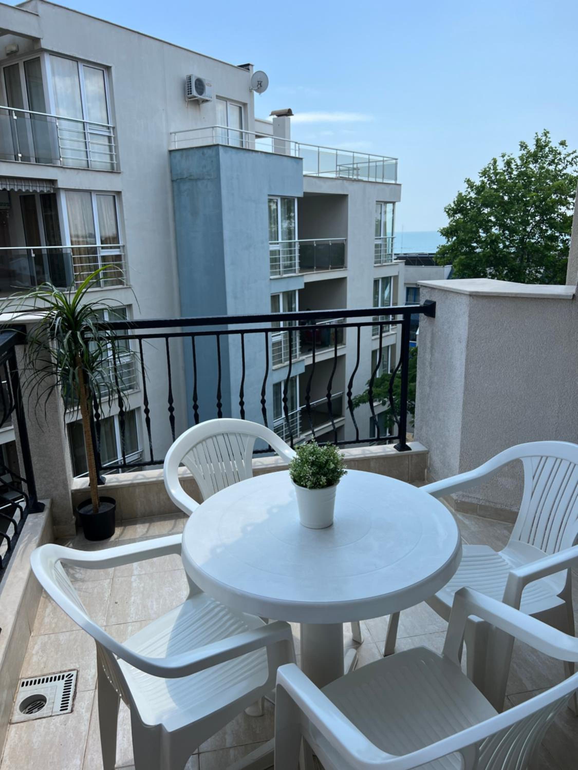 Small One-Bedroom Apartment with Balcony photo 2