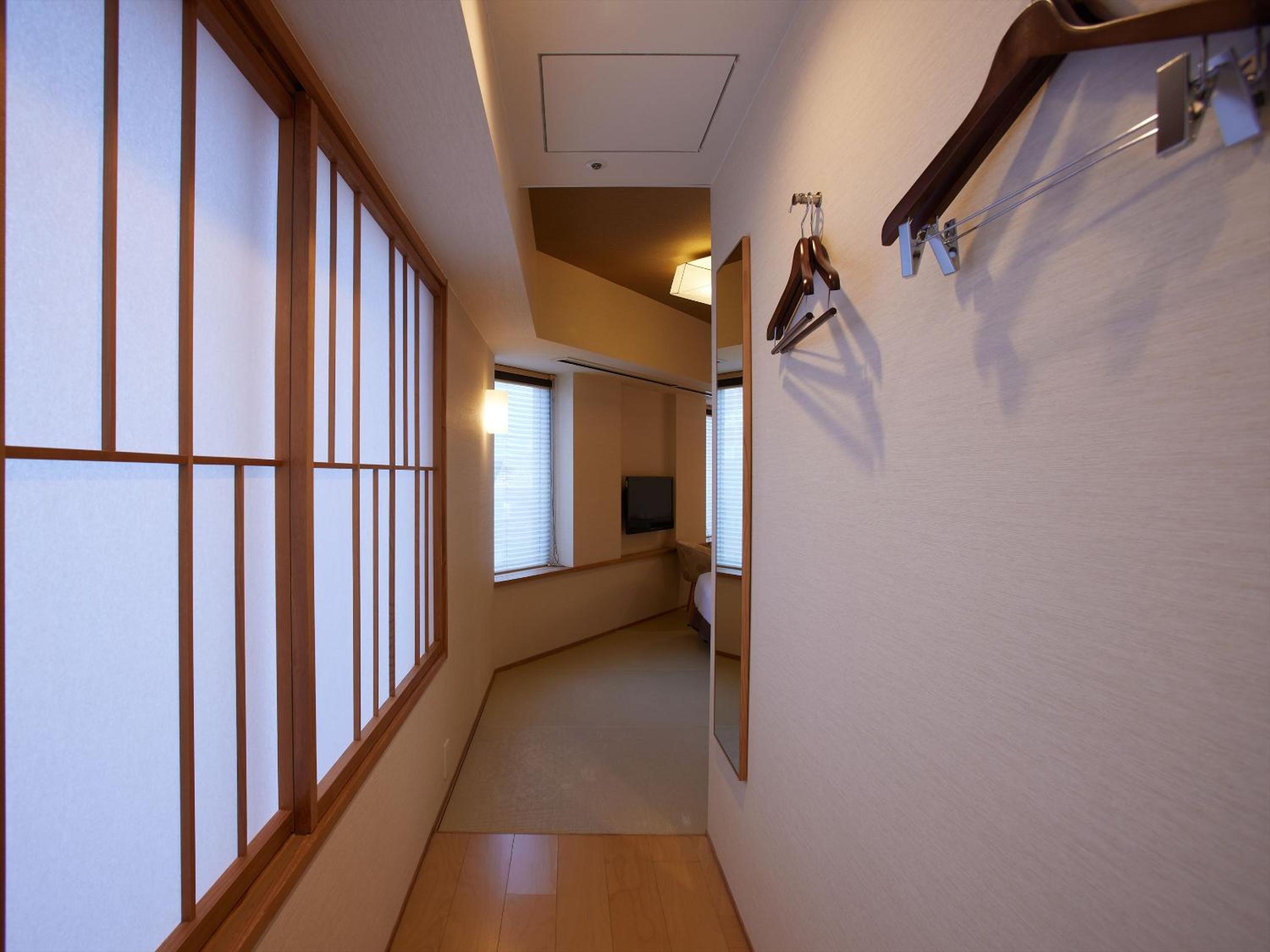 Corner Twin Room - Photo 9