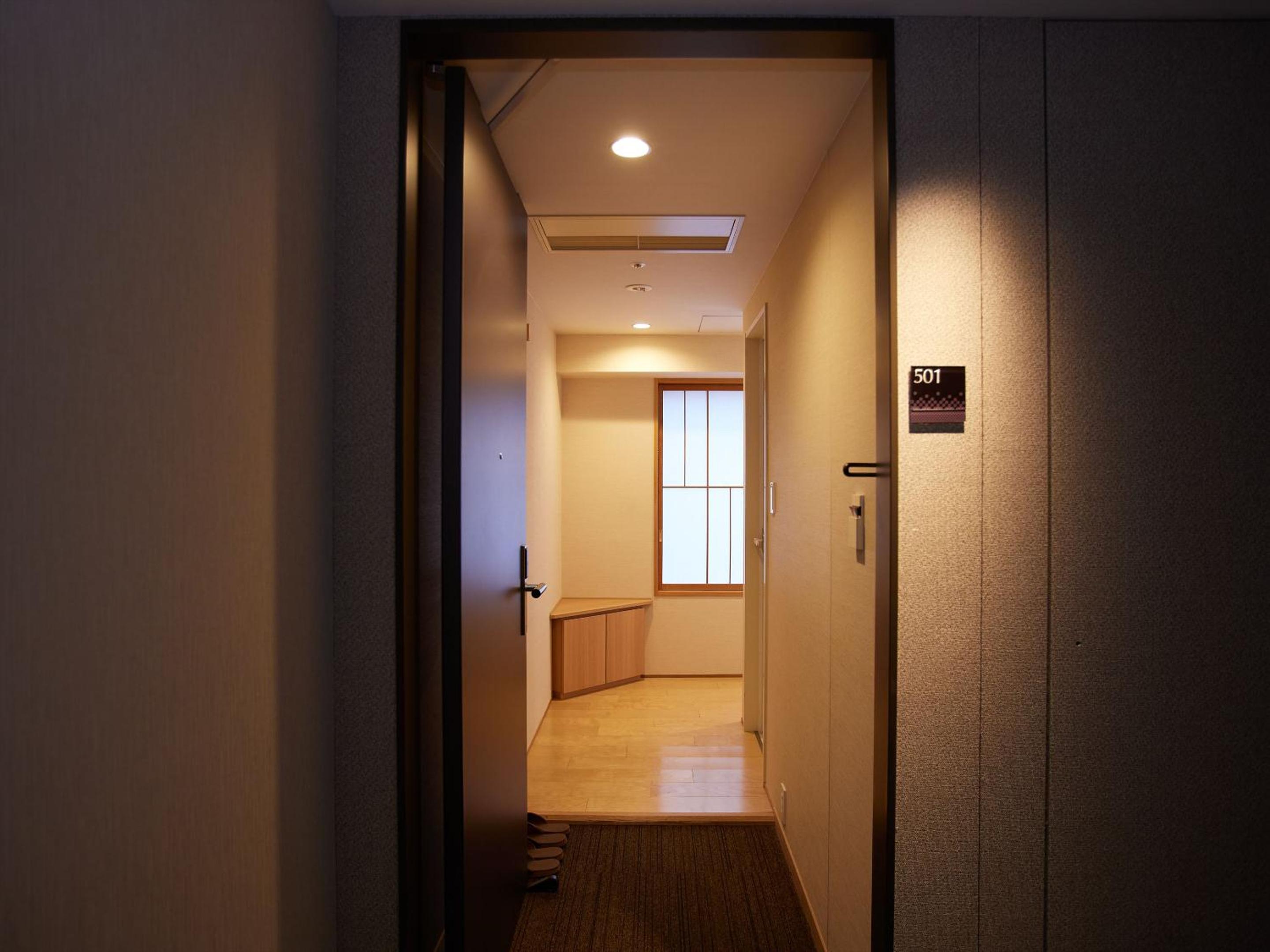 Corner Twin Room - Photo 8