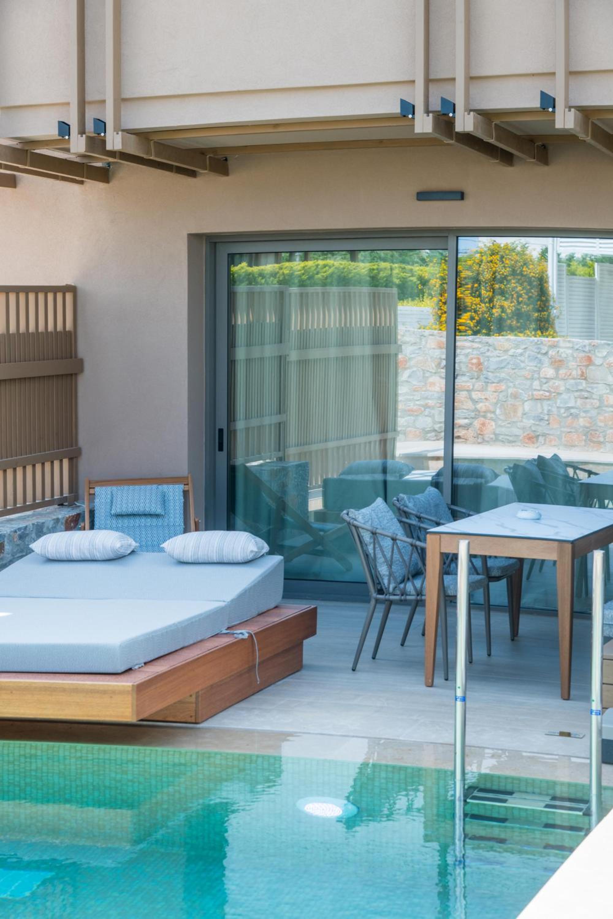 Classic Double Room with Private Pool thumbnail 5