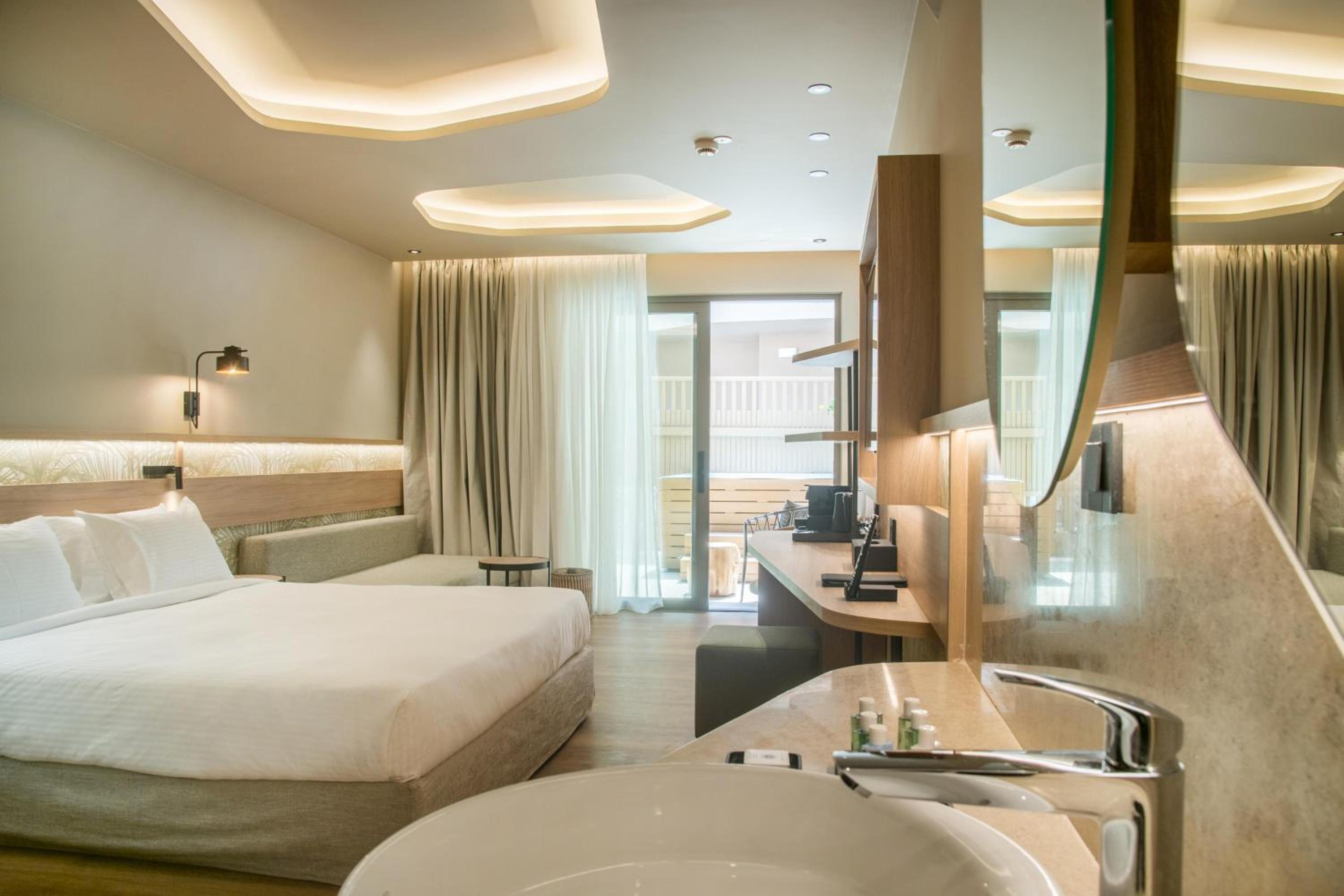 Classic Double Room with Outdoor Hot Tub thumbnail 5