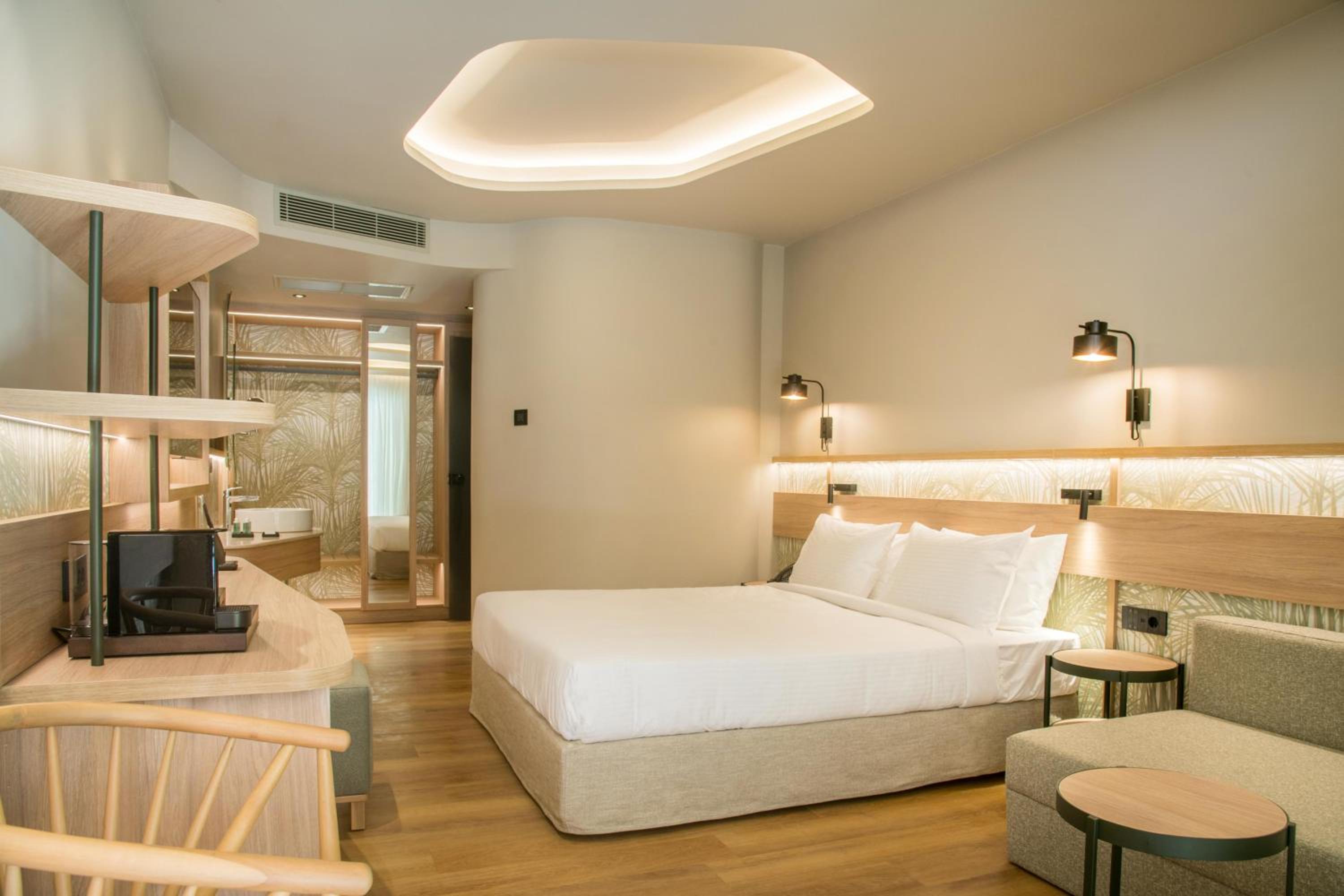Classic Double Room with Outdoor Hot Tub thumbnail 6