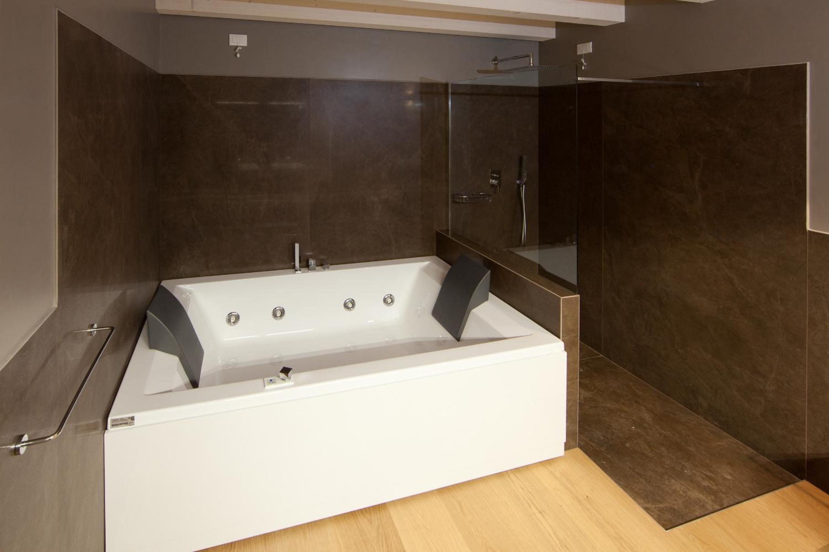 Seven-Bedroom House photo 3