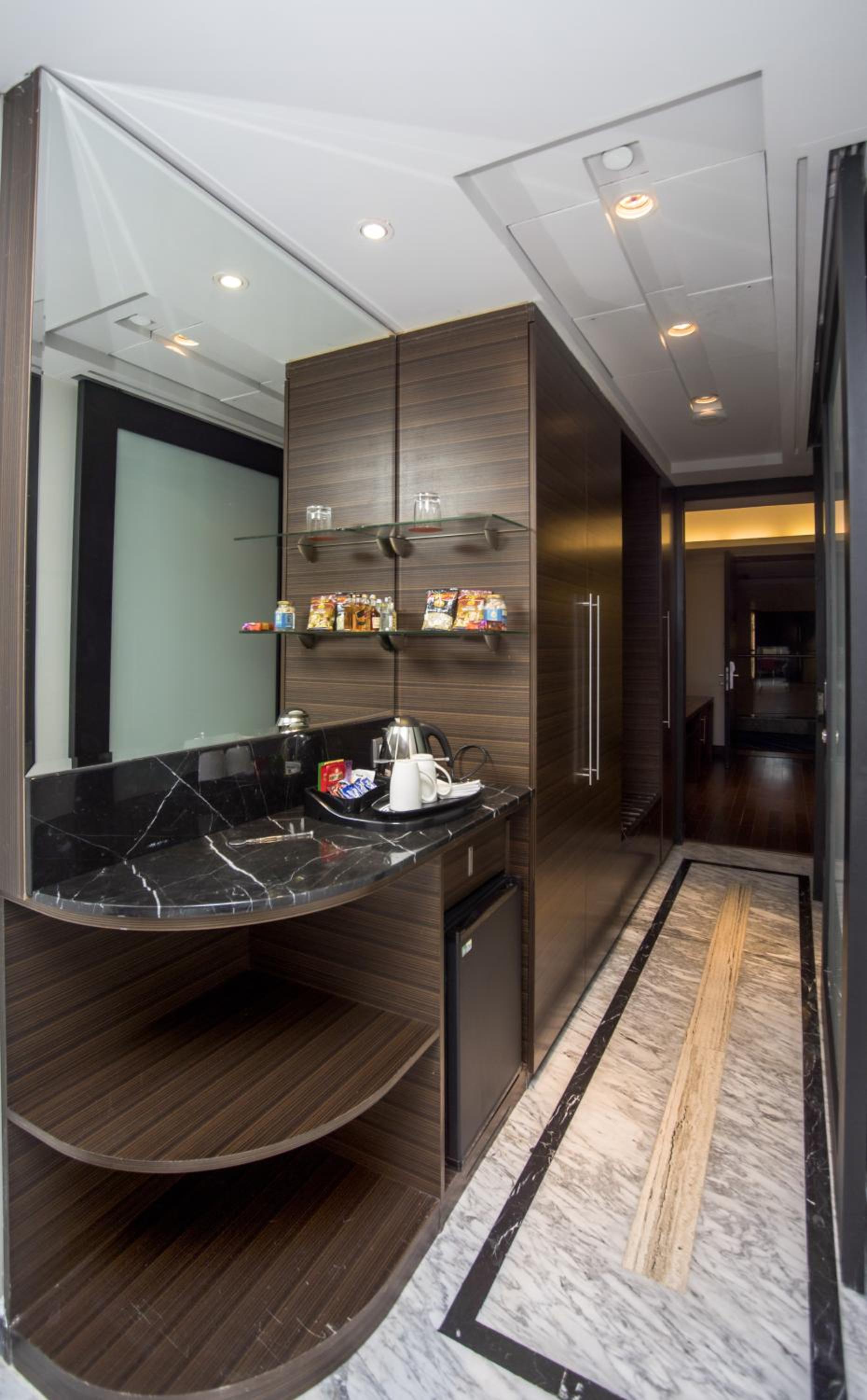Guest room, 1 King, City view, Atrium Building, Pool access - Photo 4