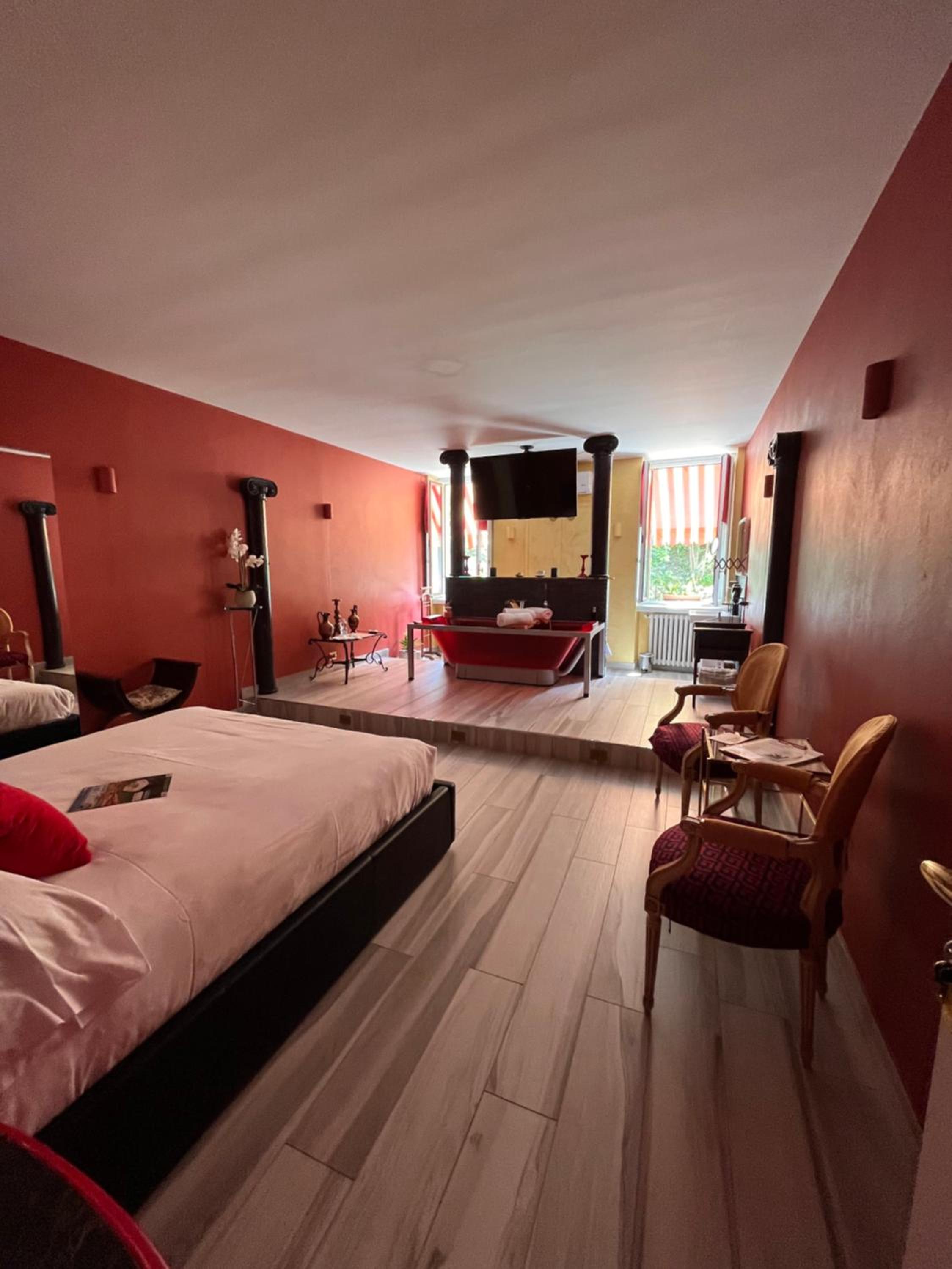 Luxury Suite with Spa Bath - Photo 6
