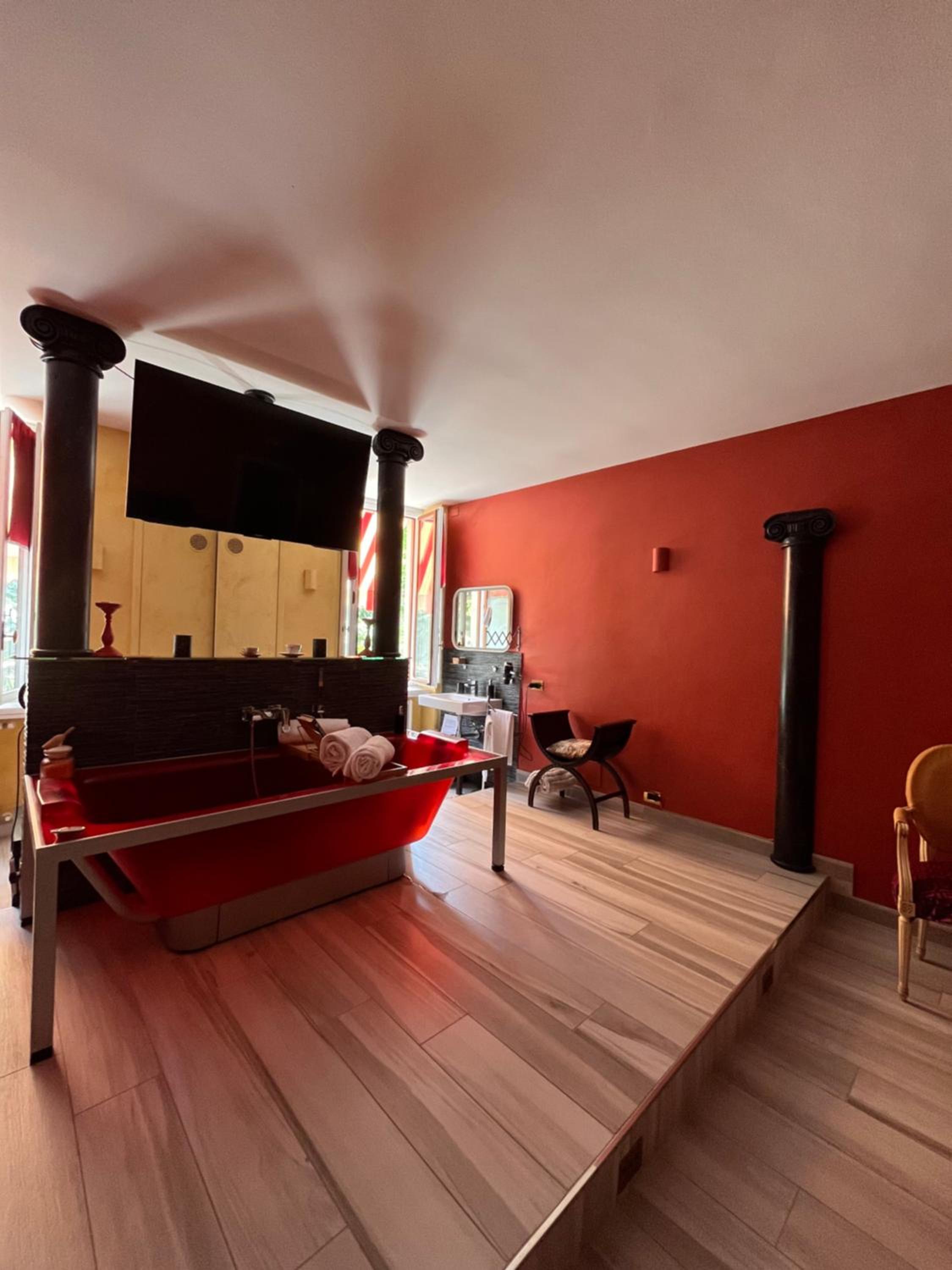 Luxury Suite with Spa Bath - Photo 2