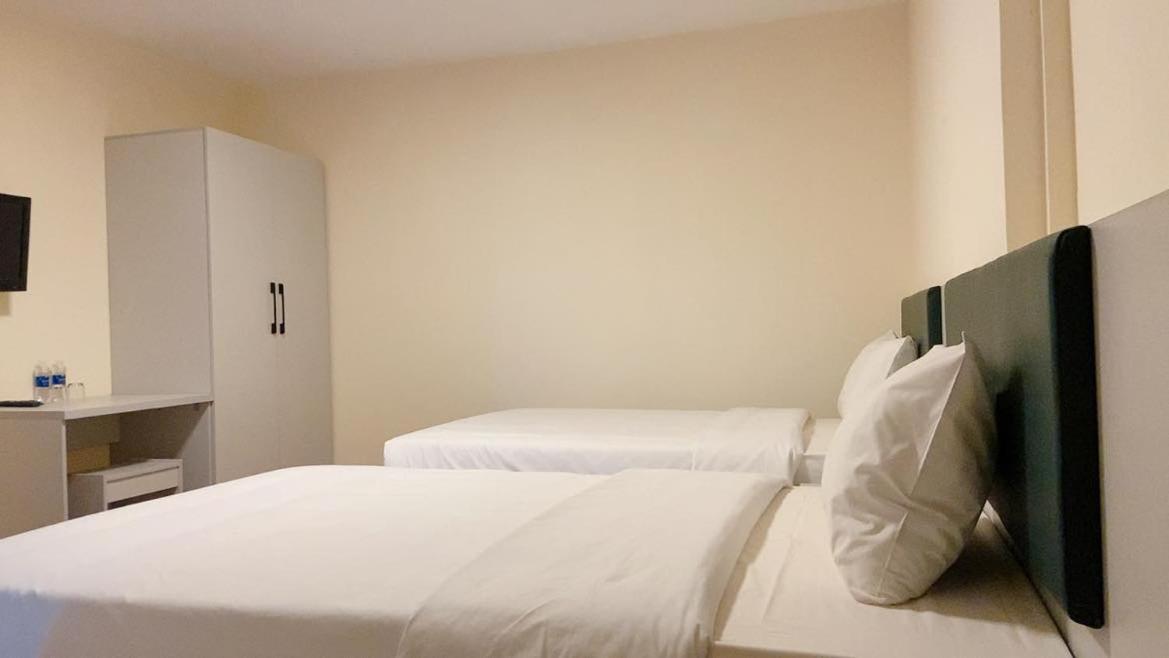Twin Room with Extra Bed photo 3