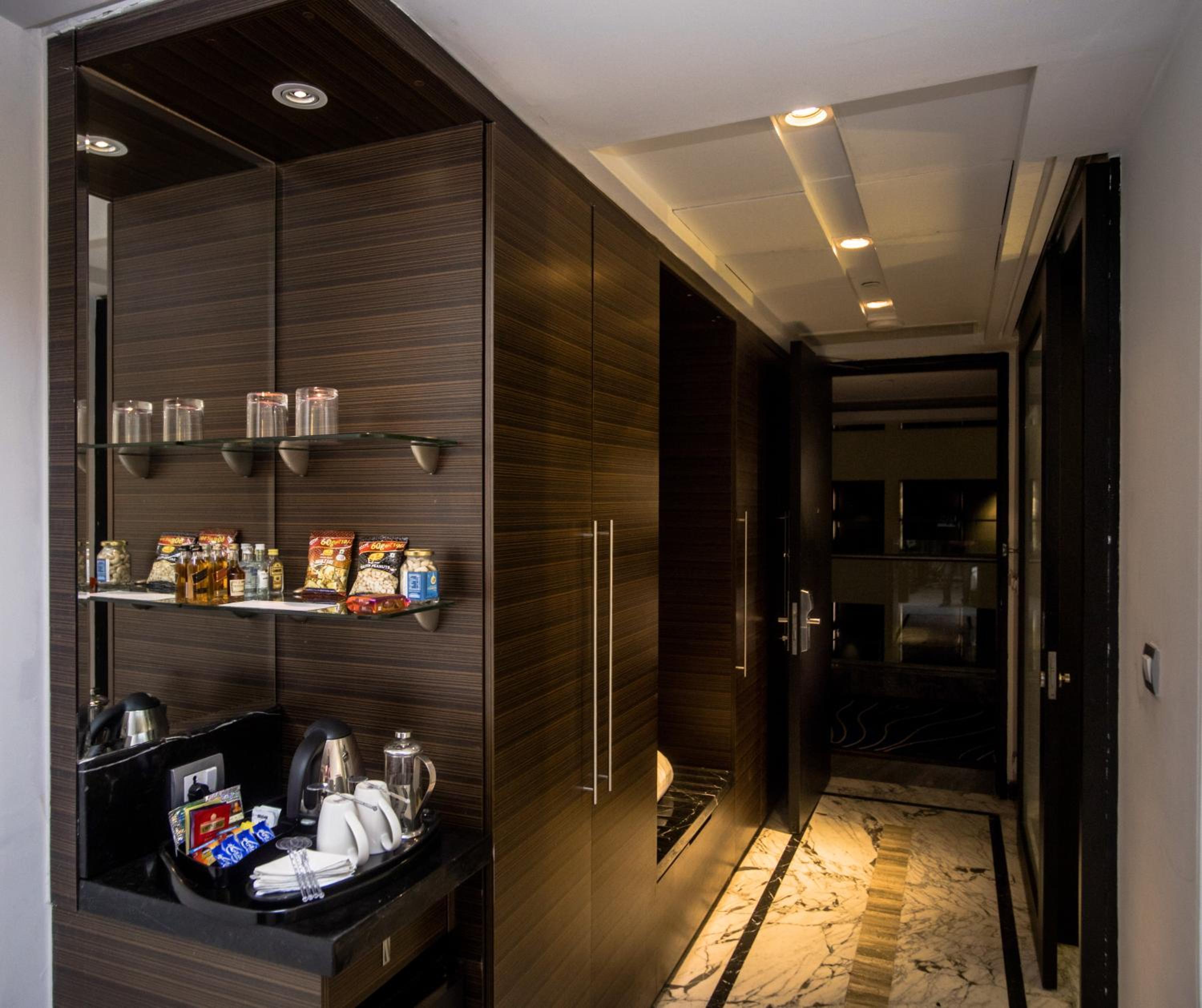 Concierge level, Guest room, 1 King, City view, Corner room - Photo 1