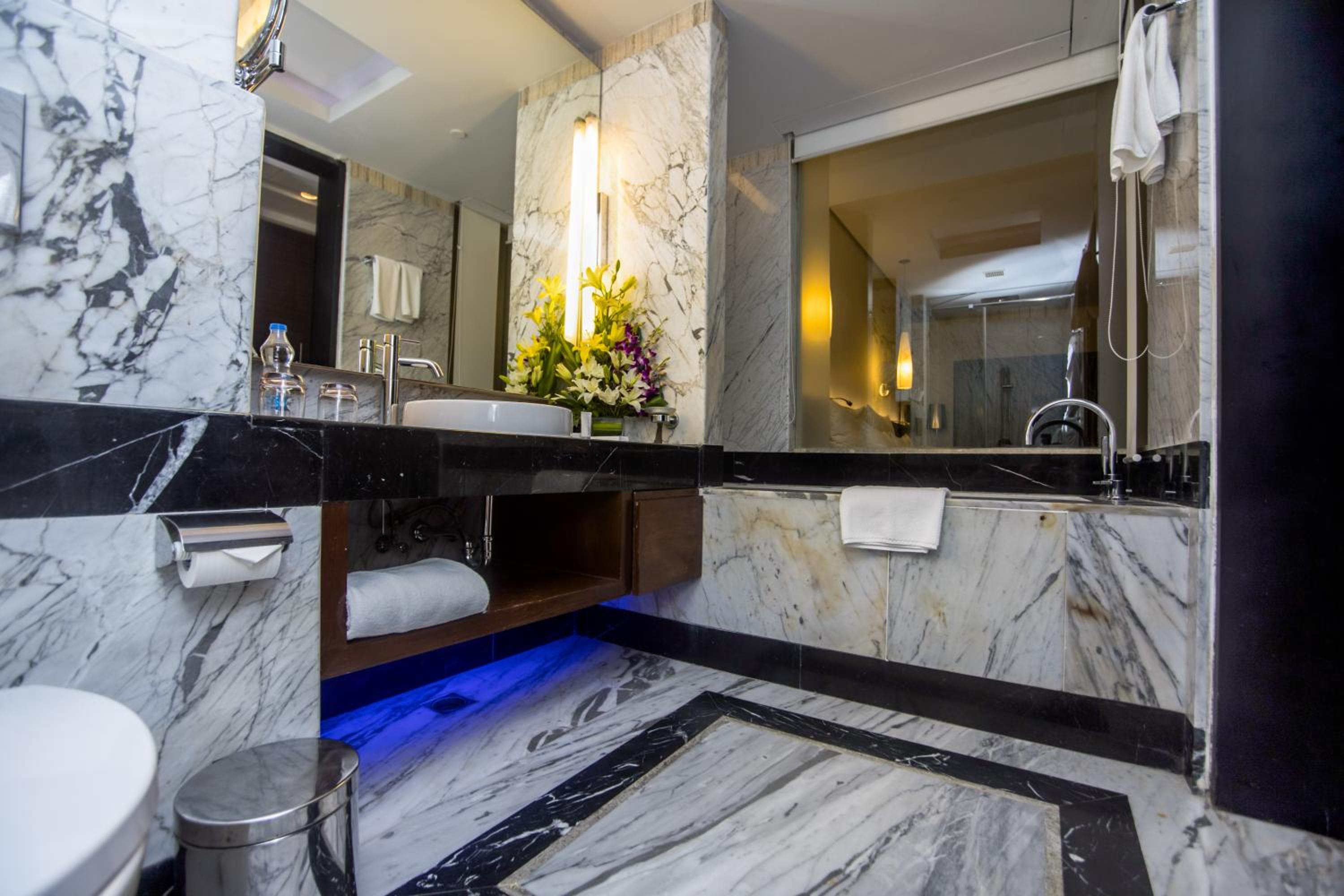 Concierge level, Guest room, 1 King, City view, Corner room - Photo 5