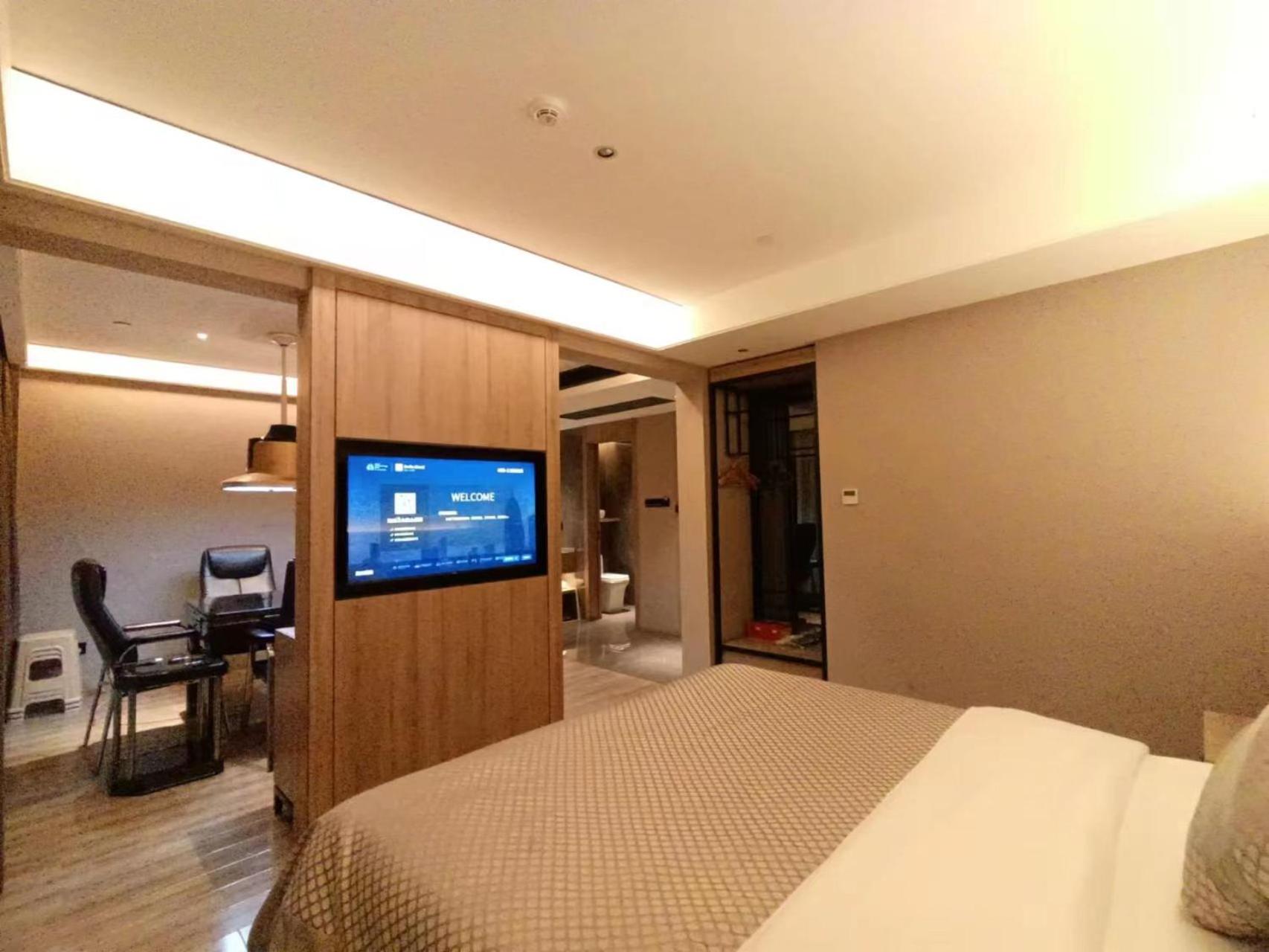 Deluxe Suite with Entertainment  photo 2