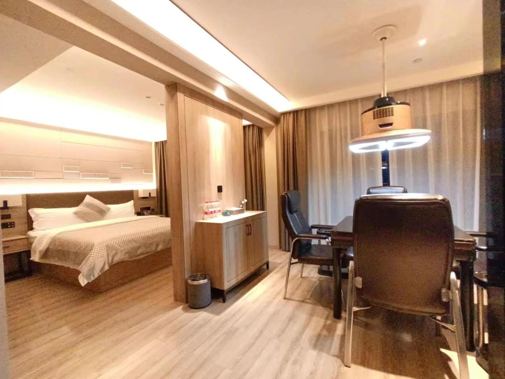 Deluxe Suite with Entertainment  photo 1