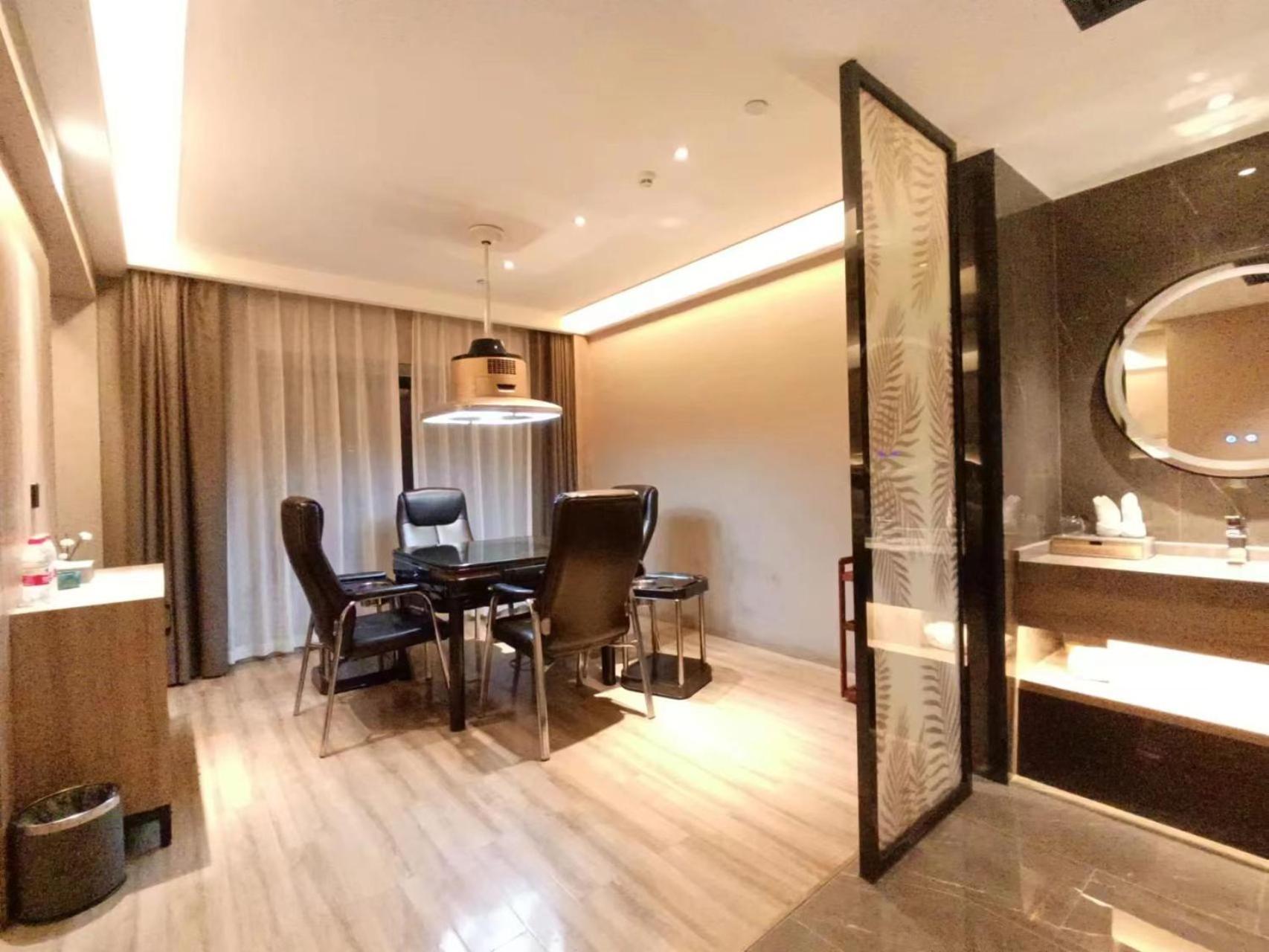 Deluxe Suite with Entertainment  photo 3