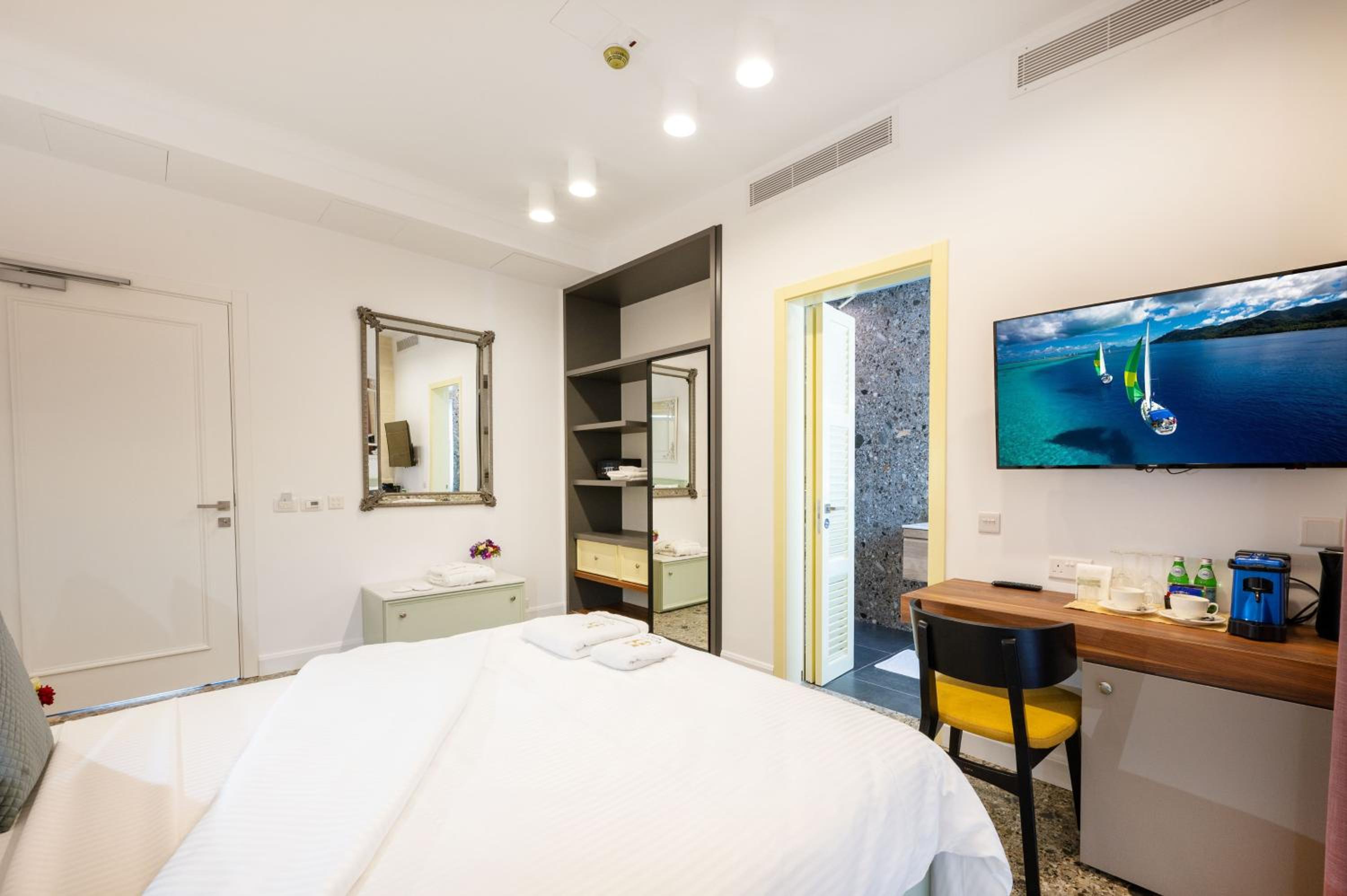 Queen Room with Balcony - Photo 8