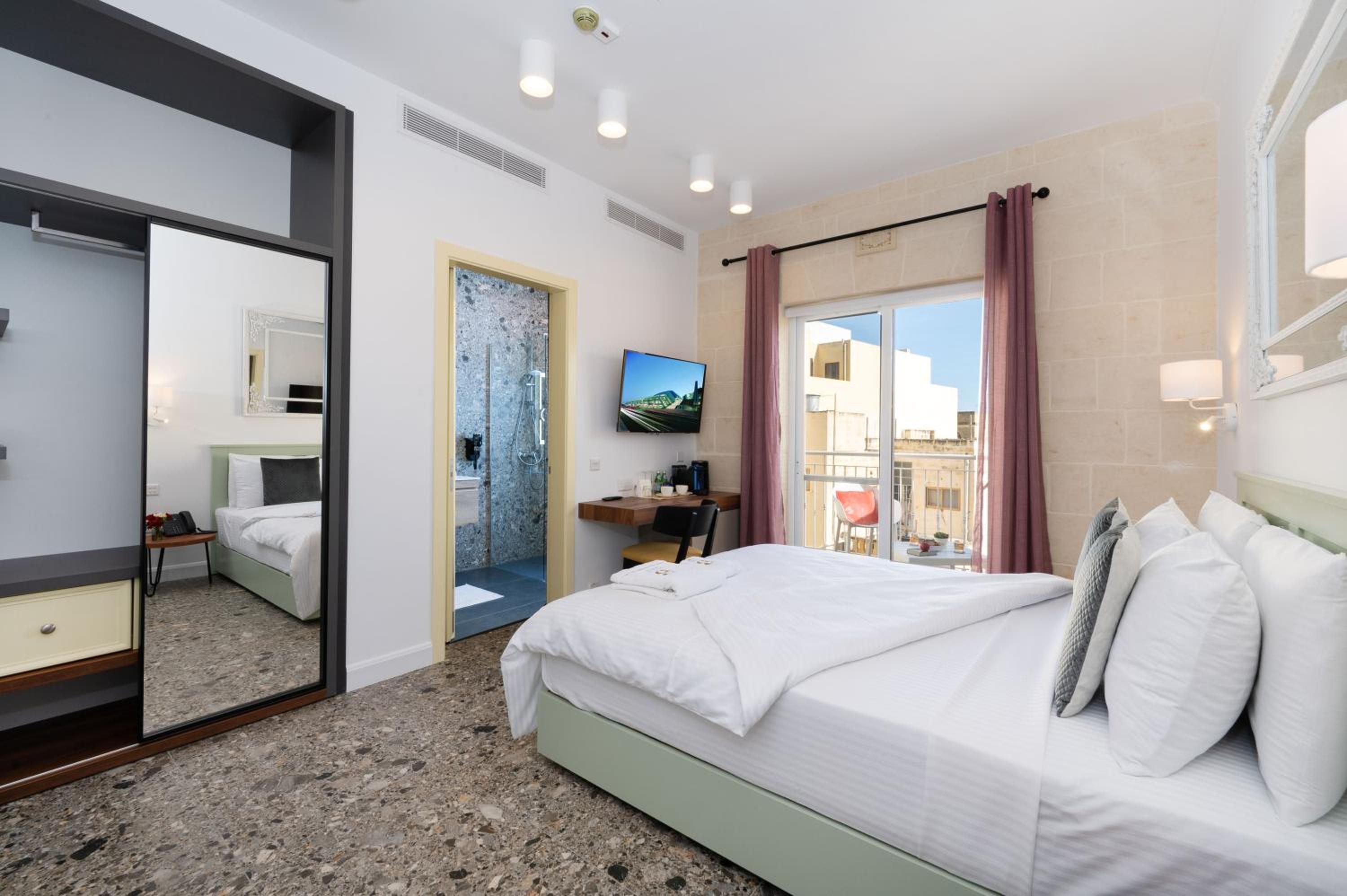 Queen Room with Balcony - Photo 1