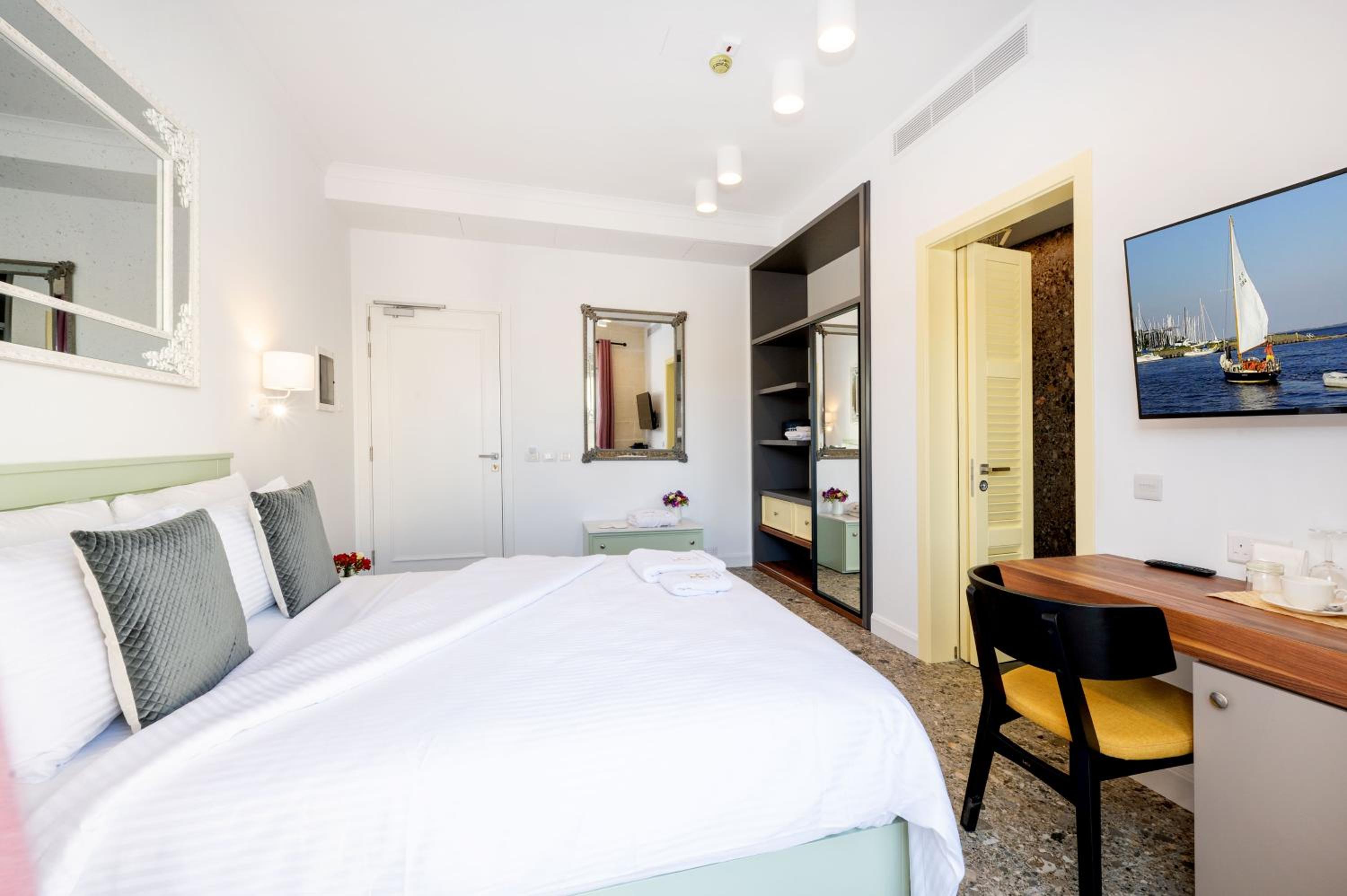 Queen Room with Balcony - Photo 7