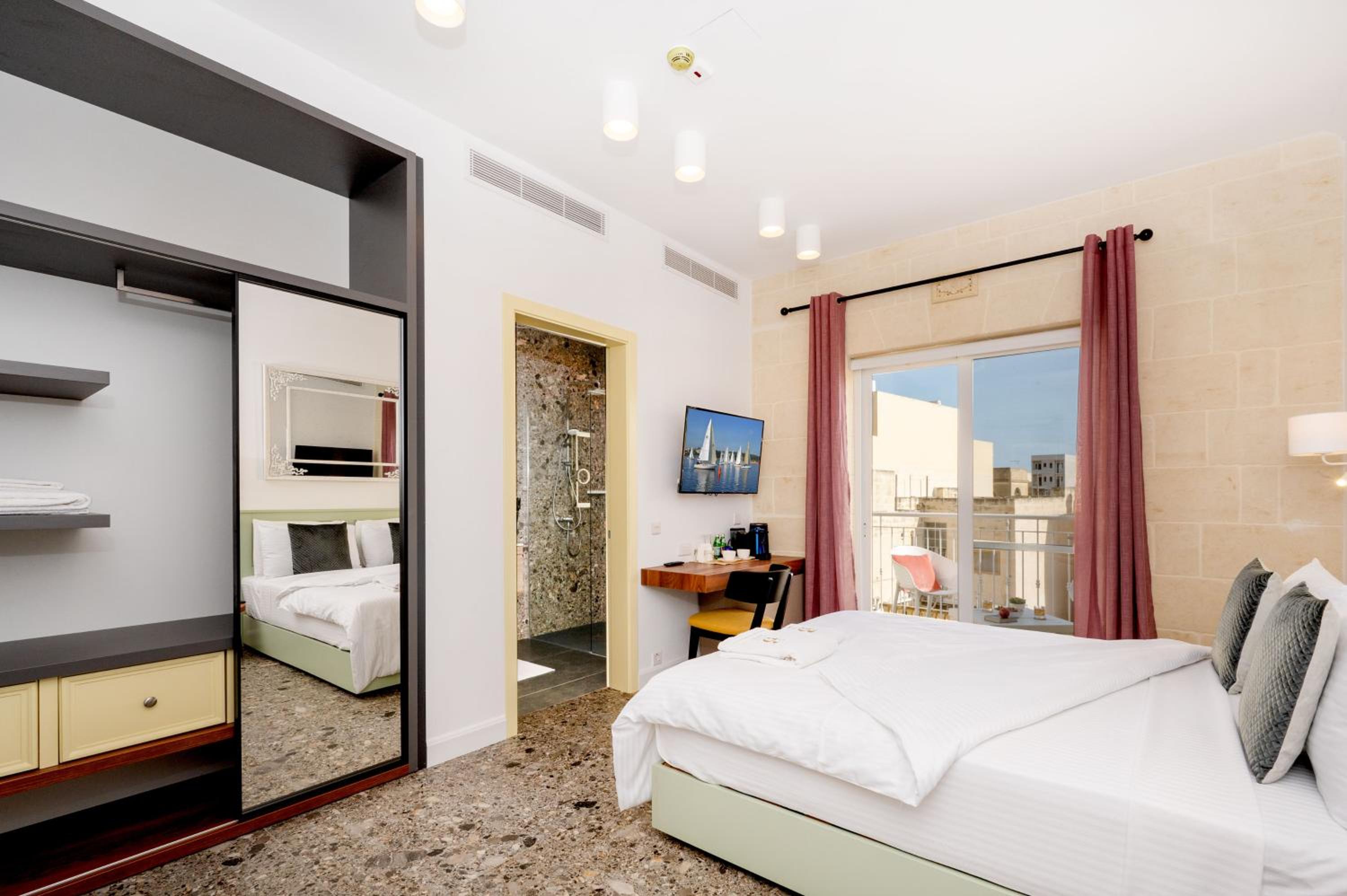 Queen Room with Balcony - Photo 11