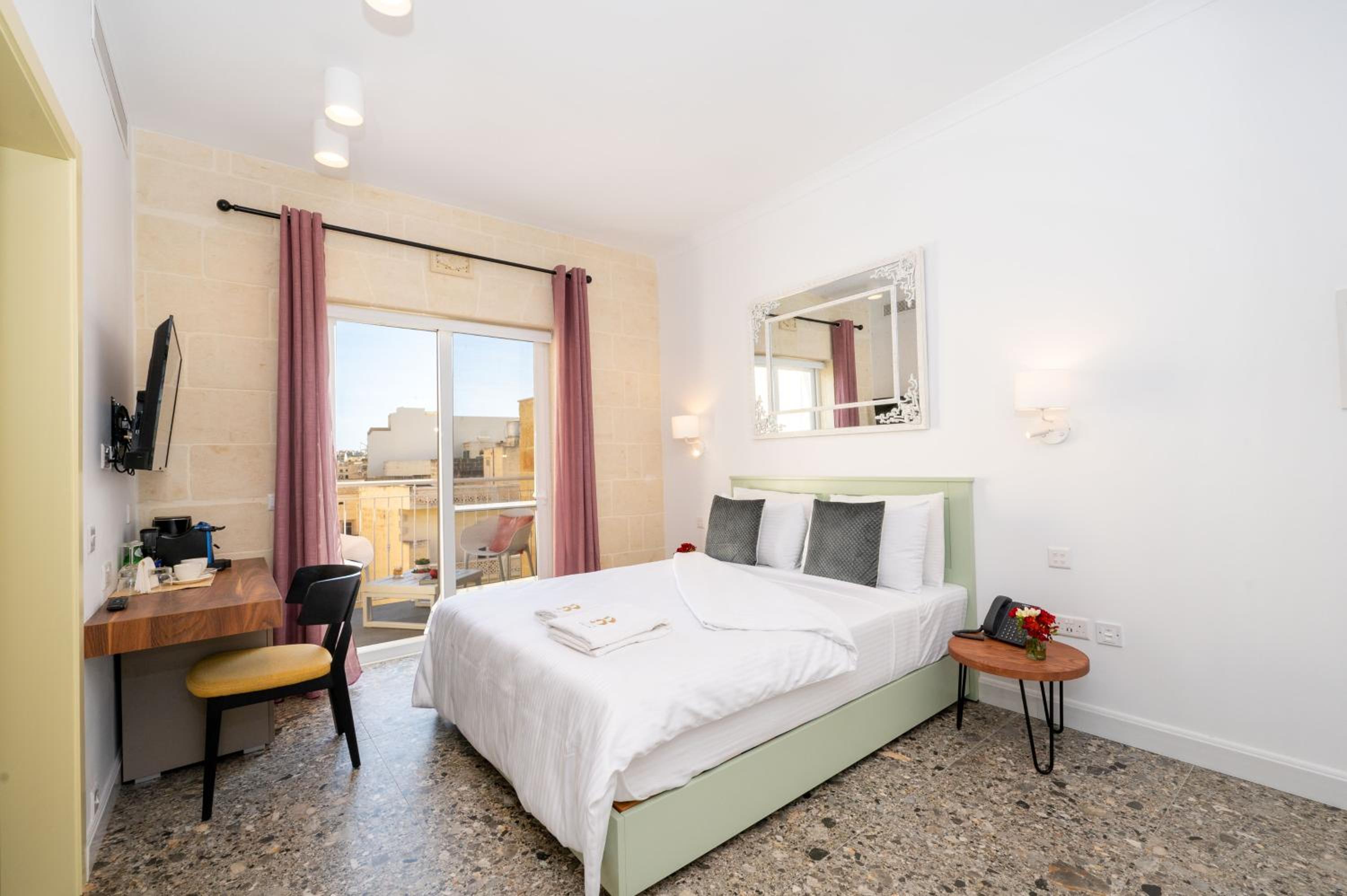 Queen Room with Balcony - Photo 10