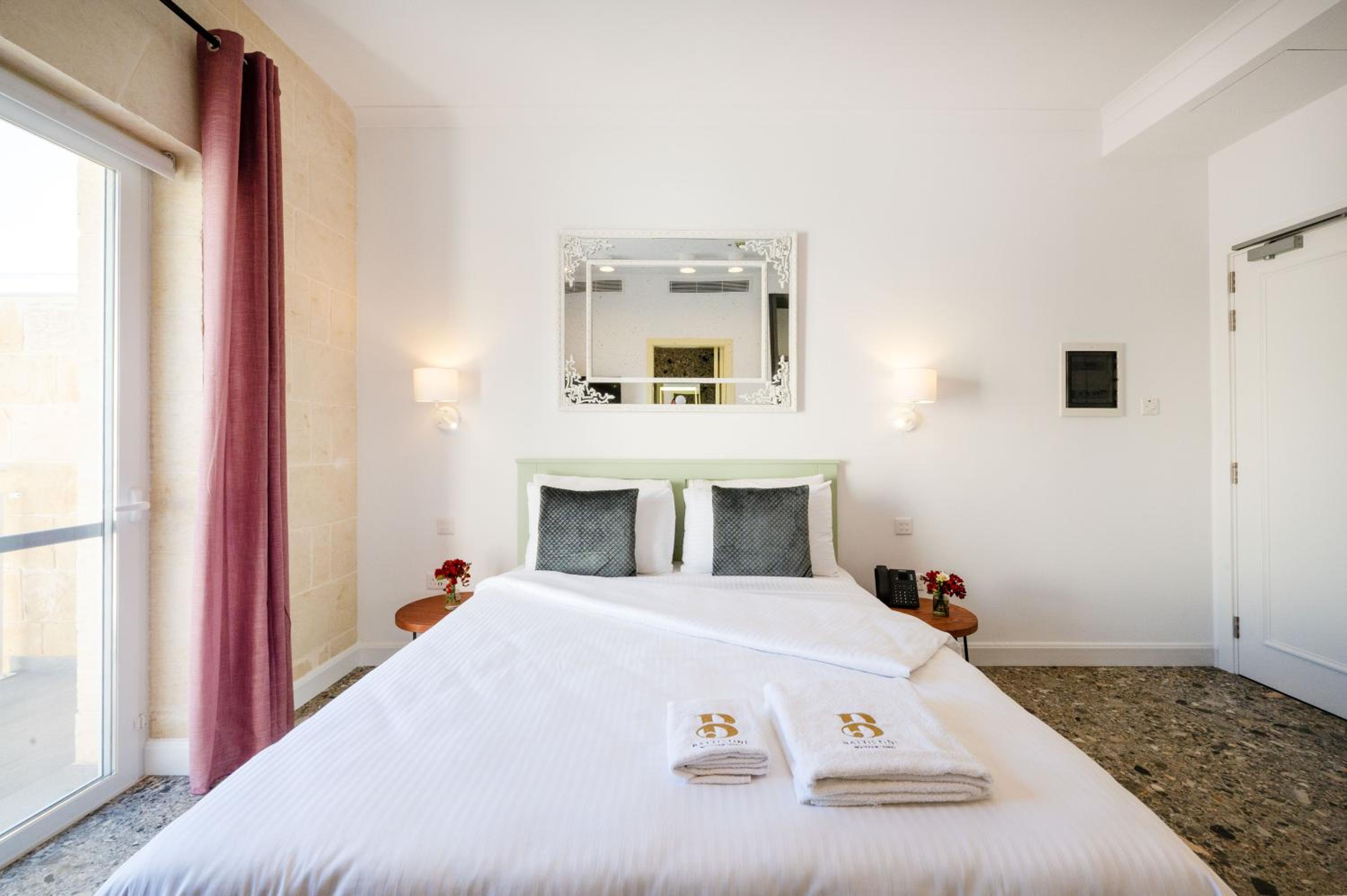 Queen Room with Balcony - Photo 4