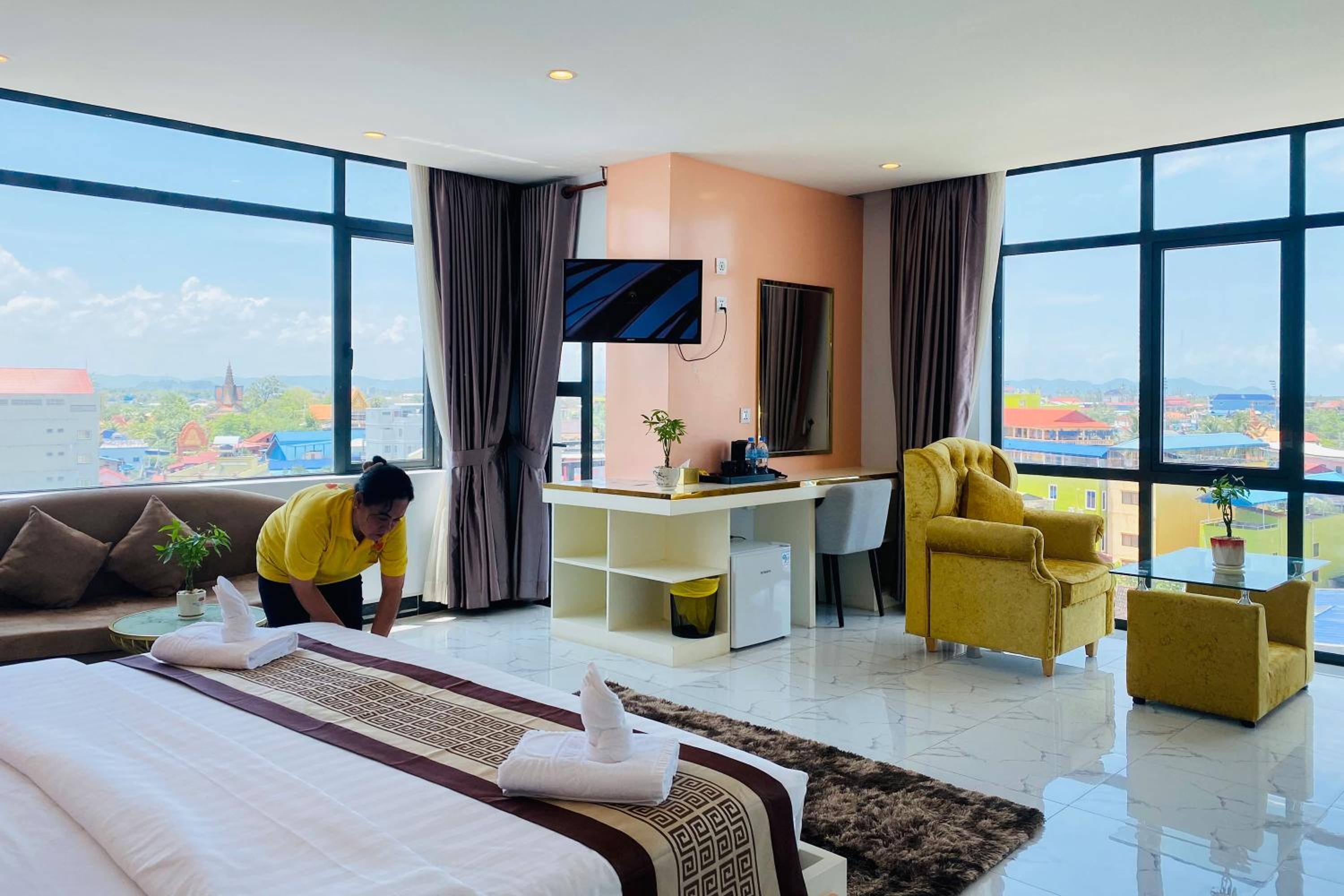 Deluxe King Suite with Balcony photo 3