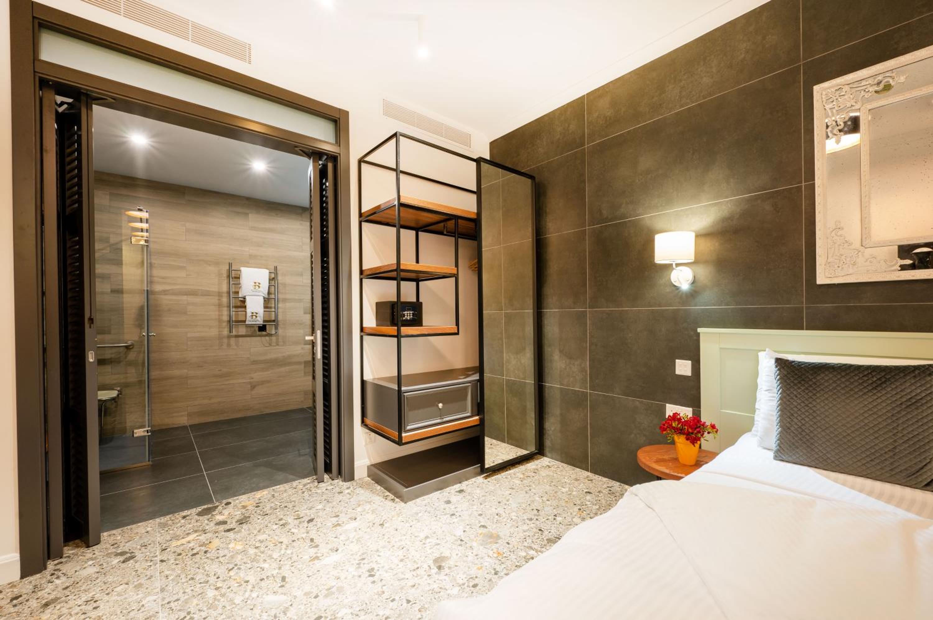 Deluxe Double Room with Balcony - Photo 5