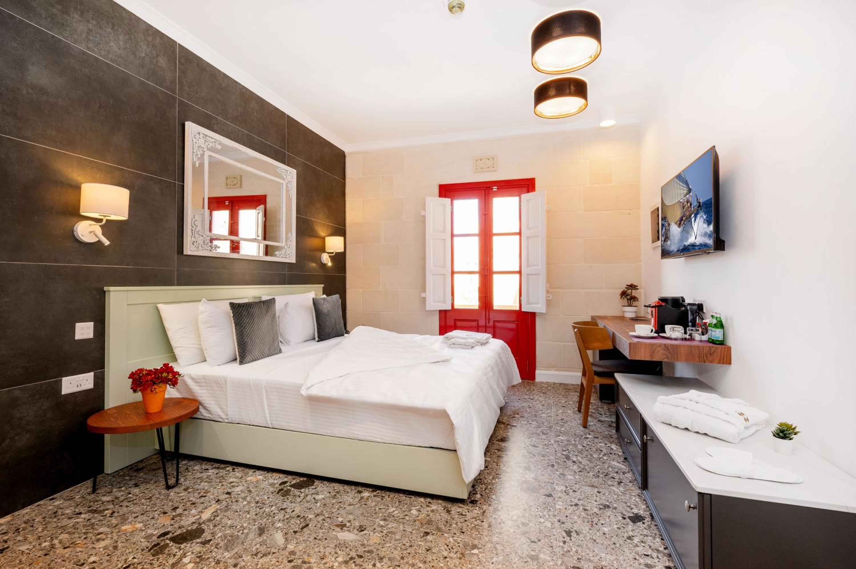 Deluxe Double Room with Balcony - Photo 10