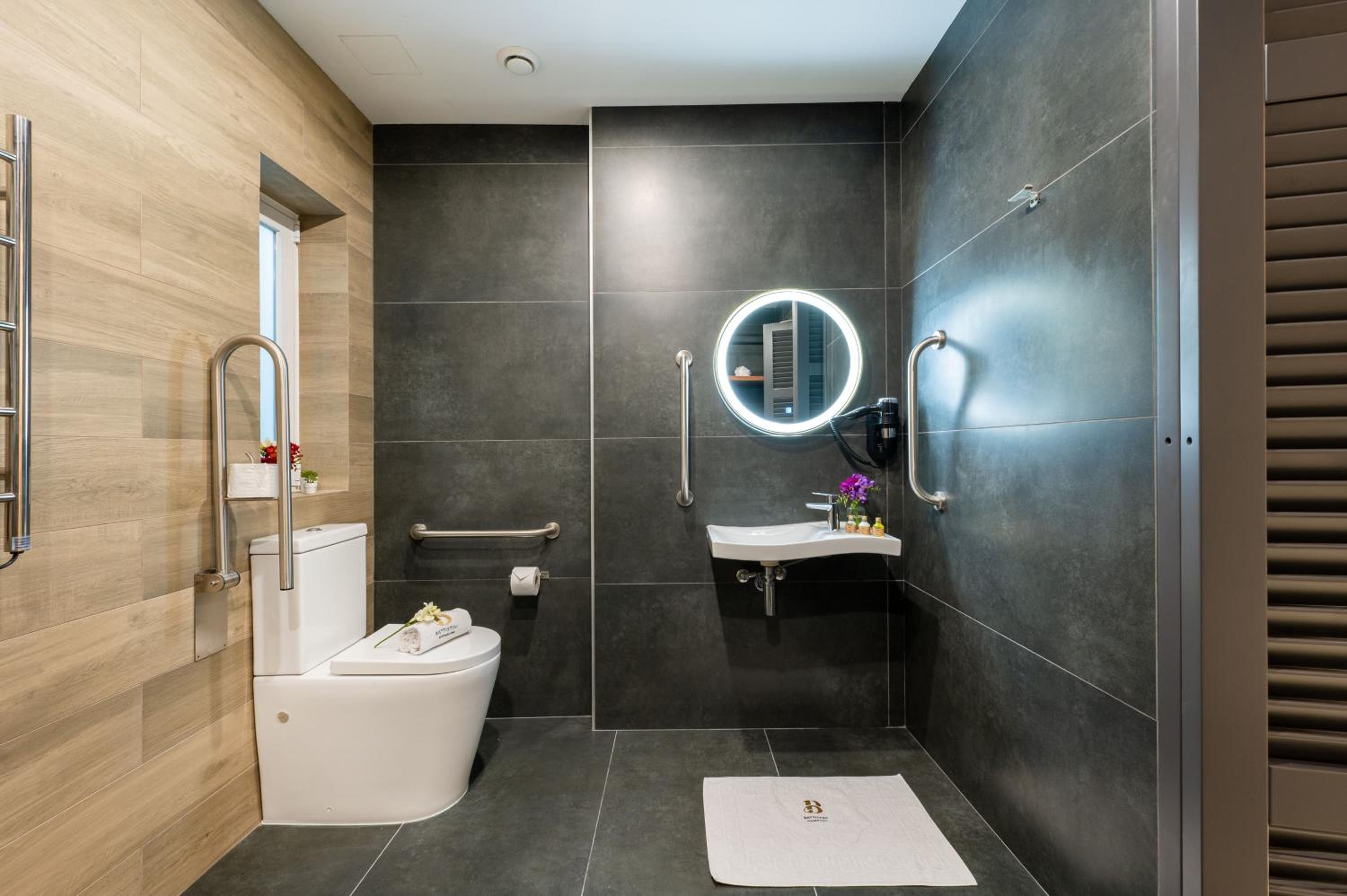 Deluxe Double Room with Balcony - Photo 2