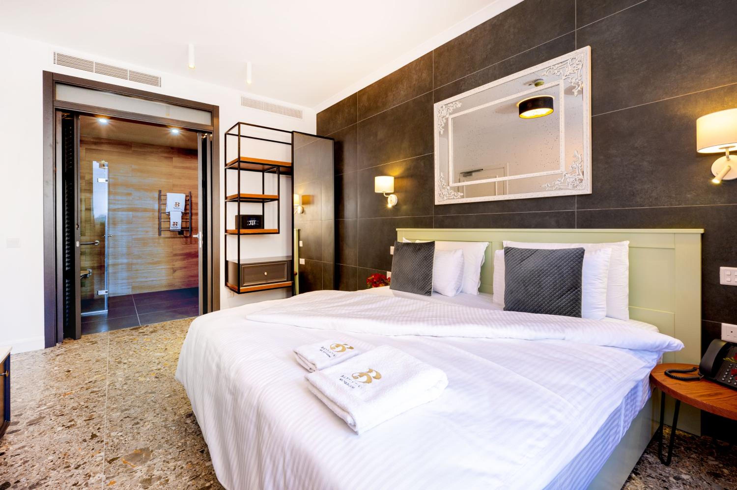 Deluxe Double Room with Balcony - Photo 8