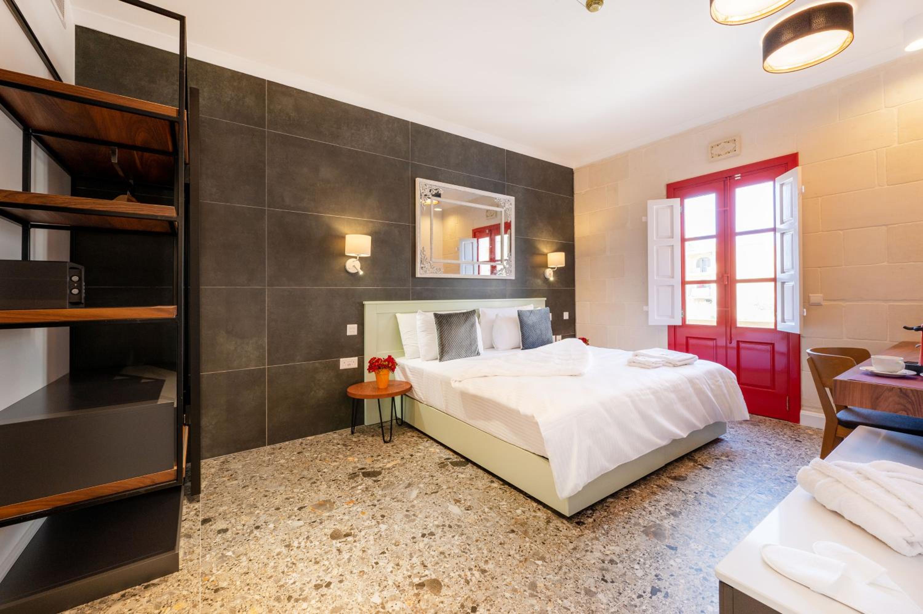 Deluxe Double Room with Balcony - Photo 12
