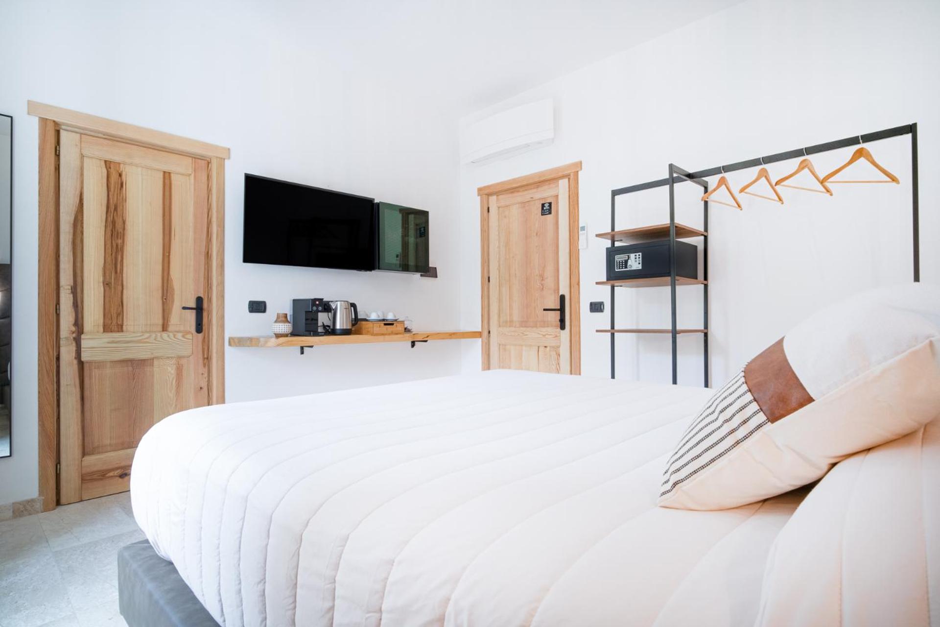 Deluxe Room - Photo 7