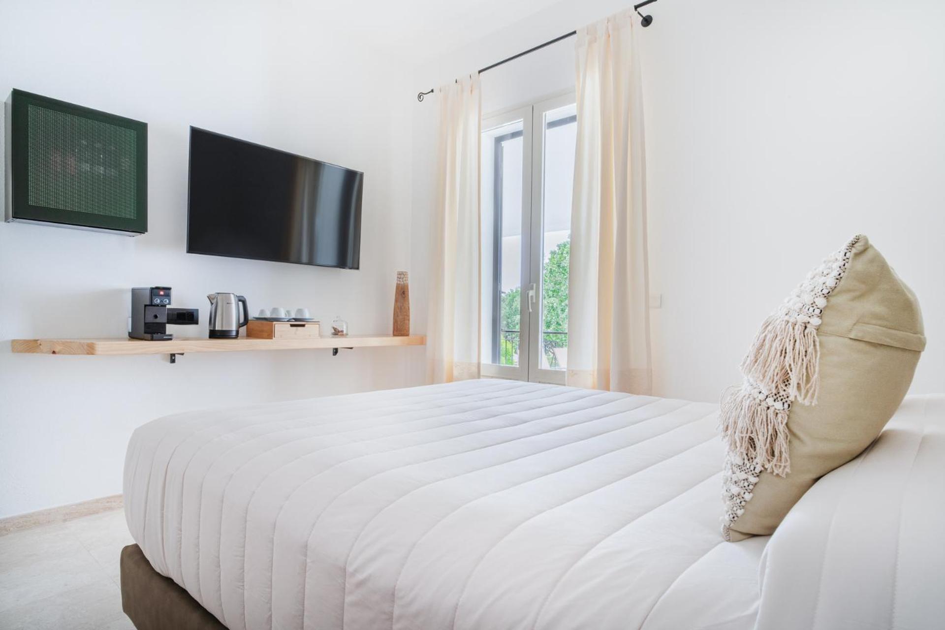 Deluxe Room - Photo 11