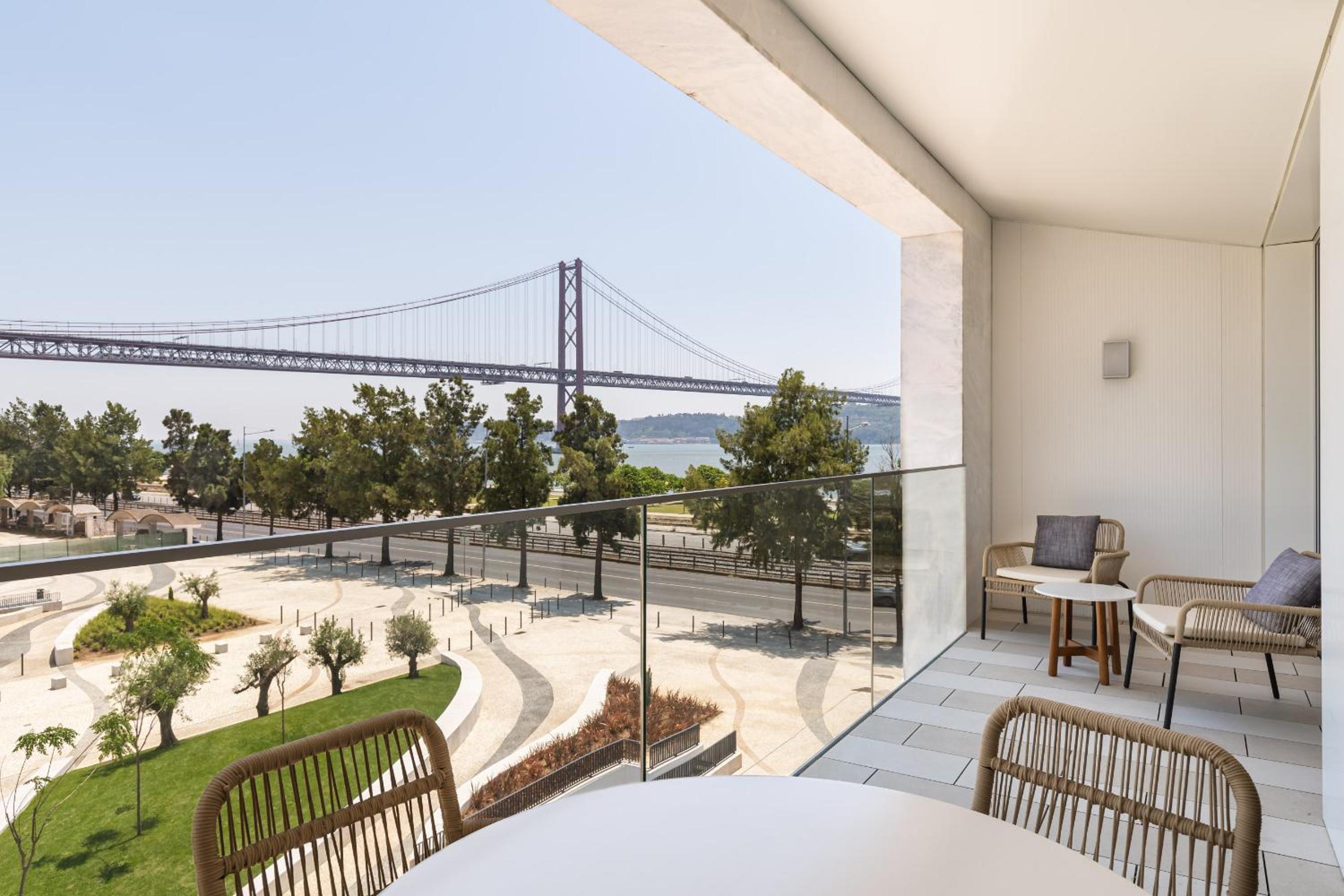 Deluxe Queen Suite with Bridge View - Photo 6