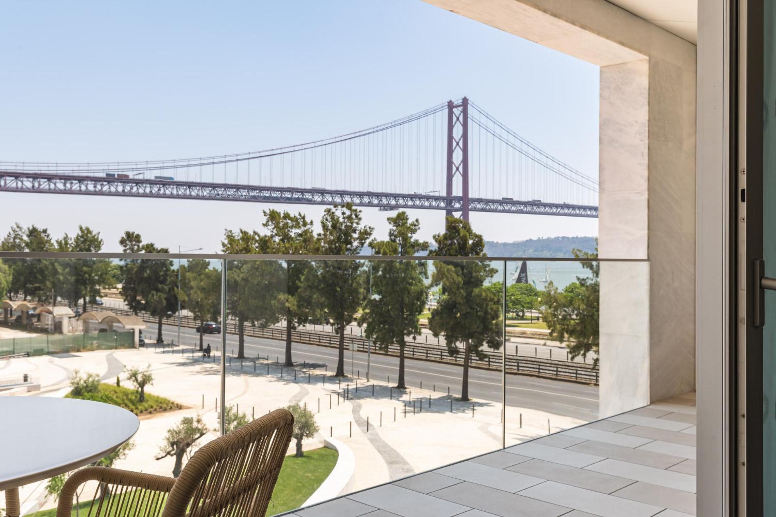 Deluxe Queen Suite with Bridge View - Photo 5