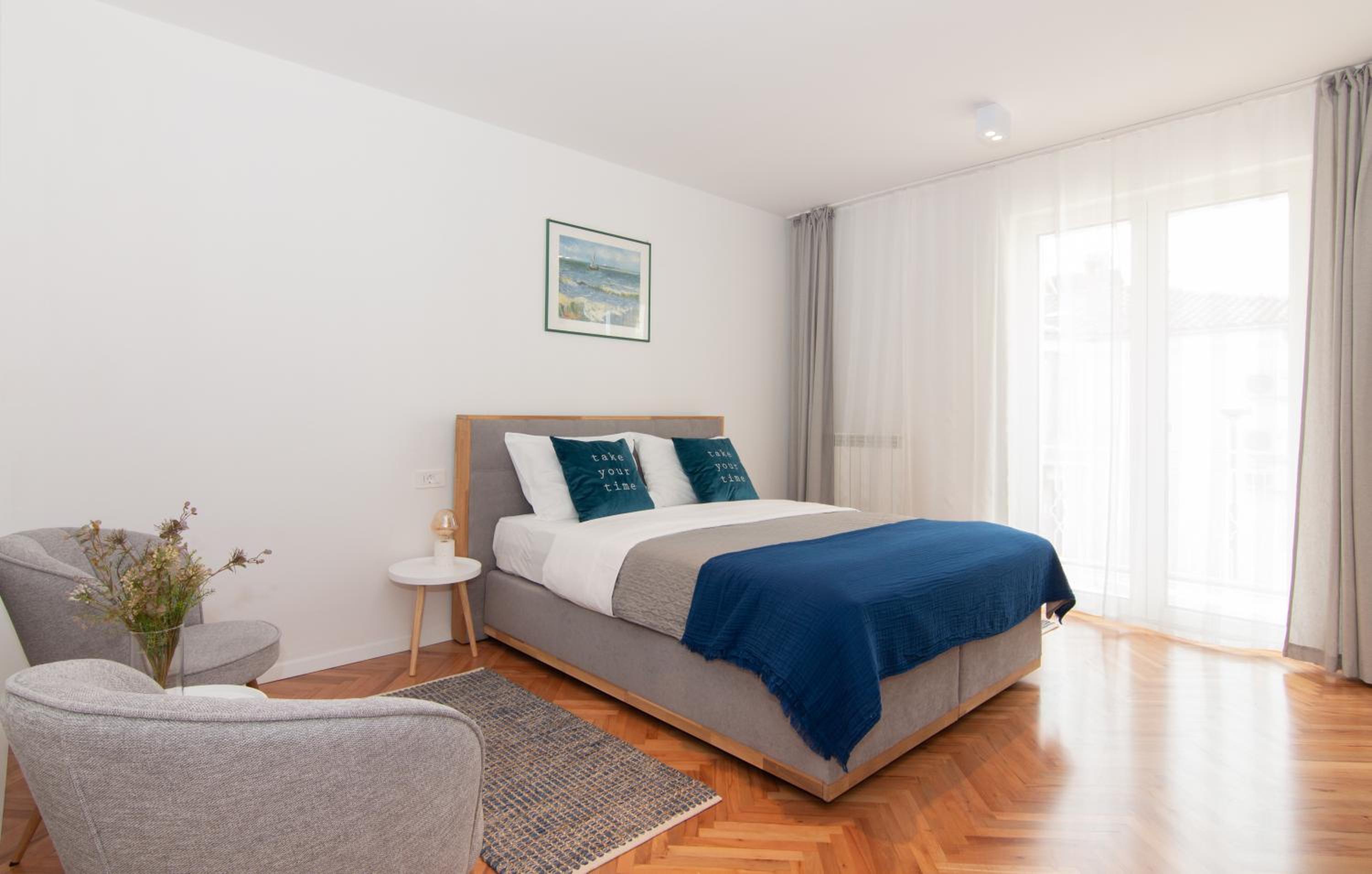 One-Bedroom Apartment photo 1