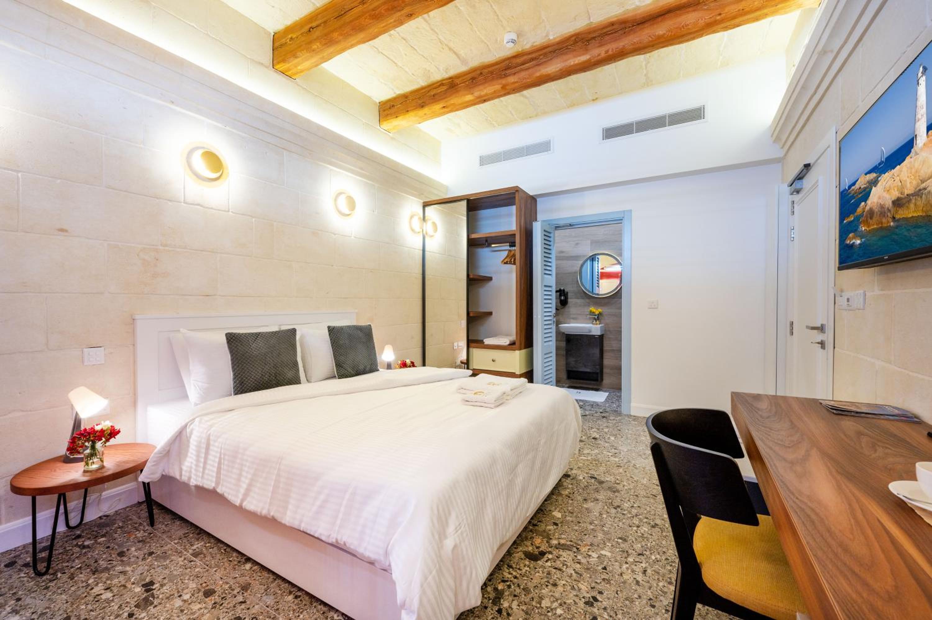 Deluxe Double Room with Shower - Photo 2