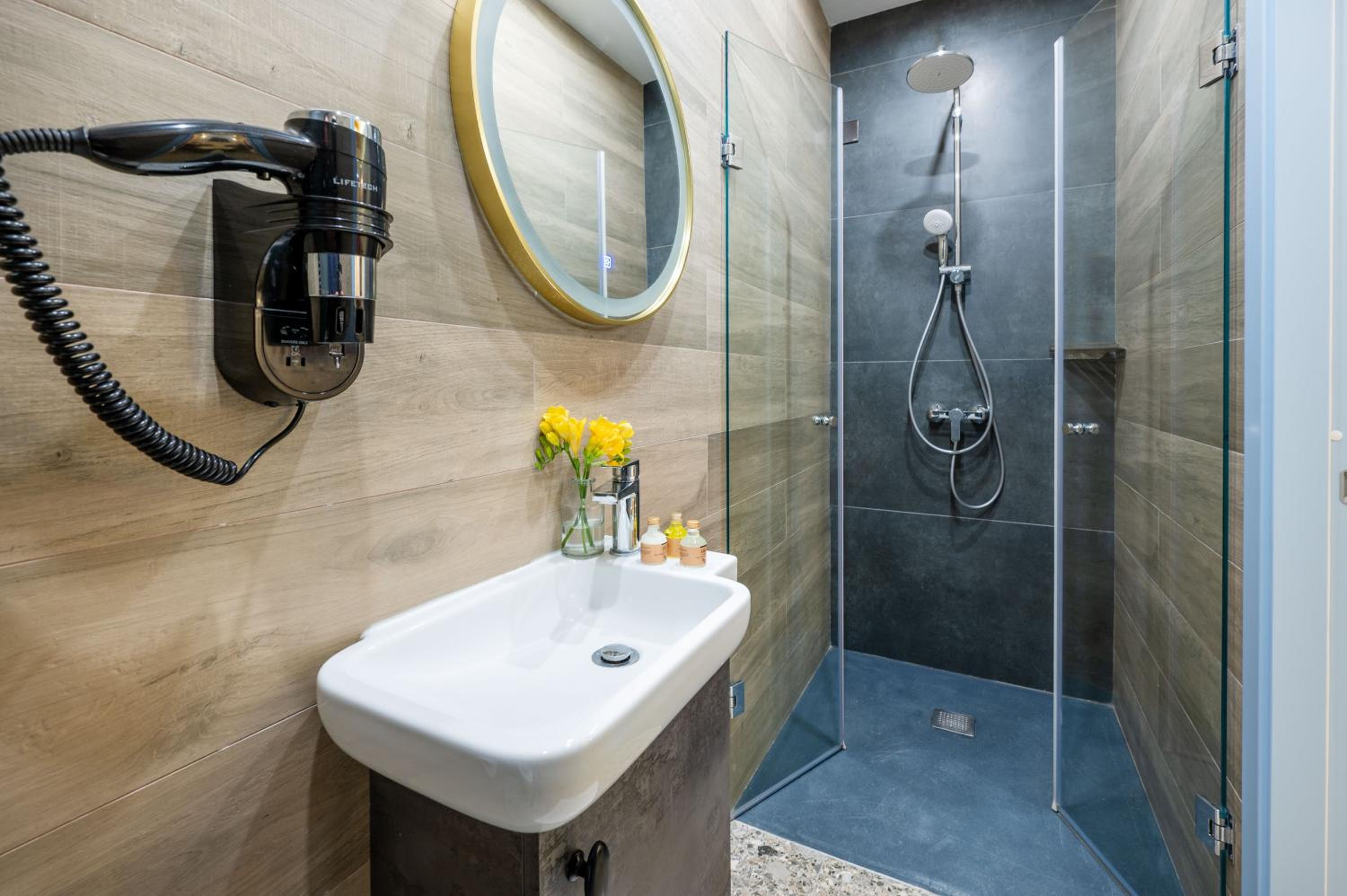 Deluxe Double Room with Shower - Photo 3
