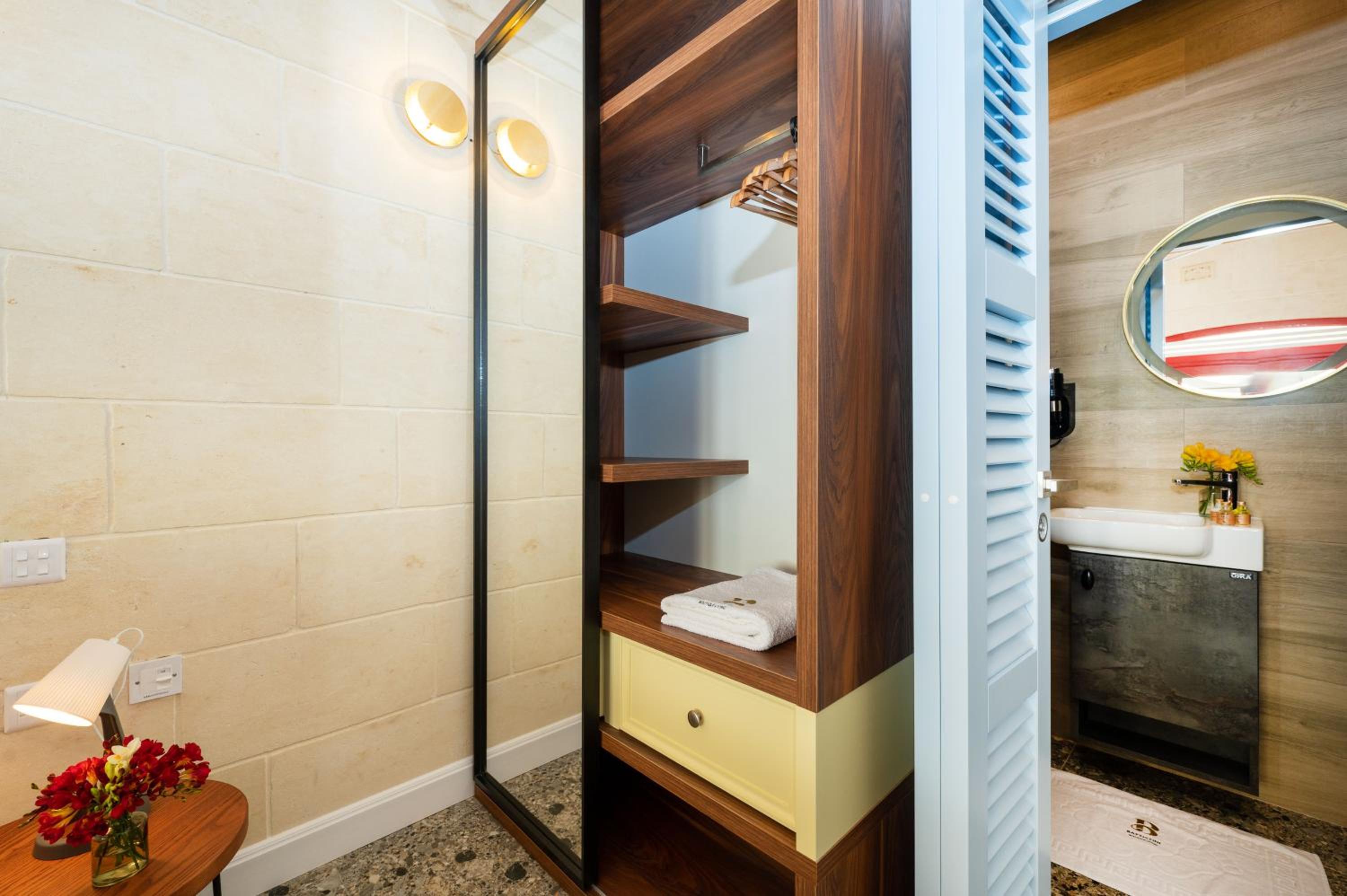 Deluxe Double Room with Shower - Photo 4