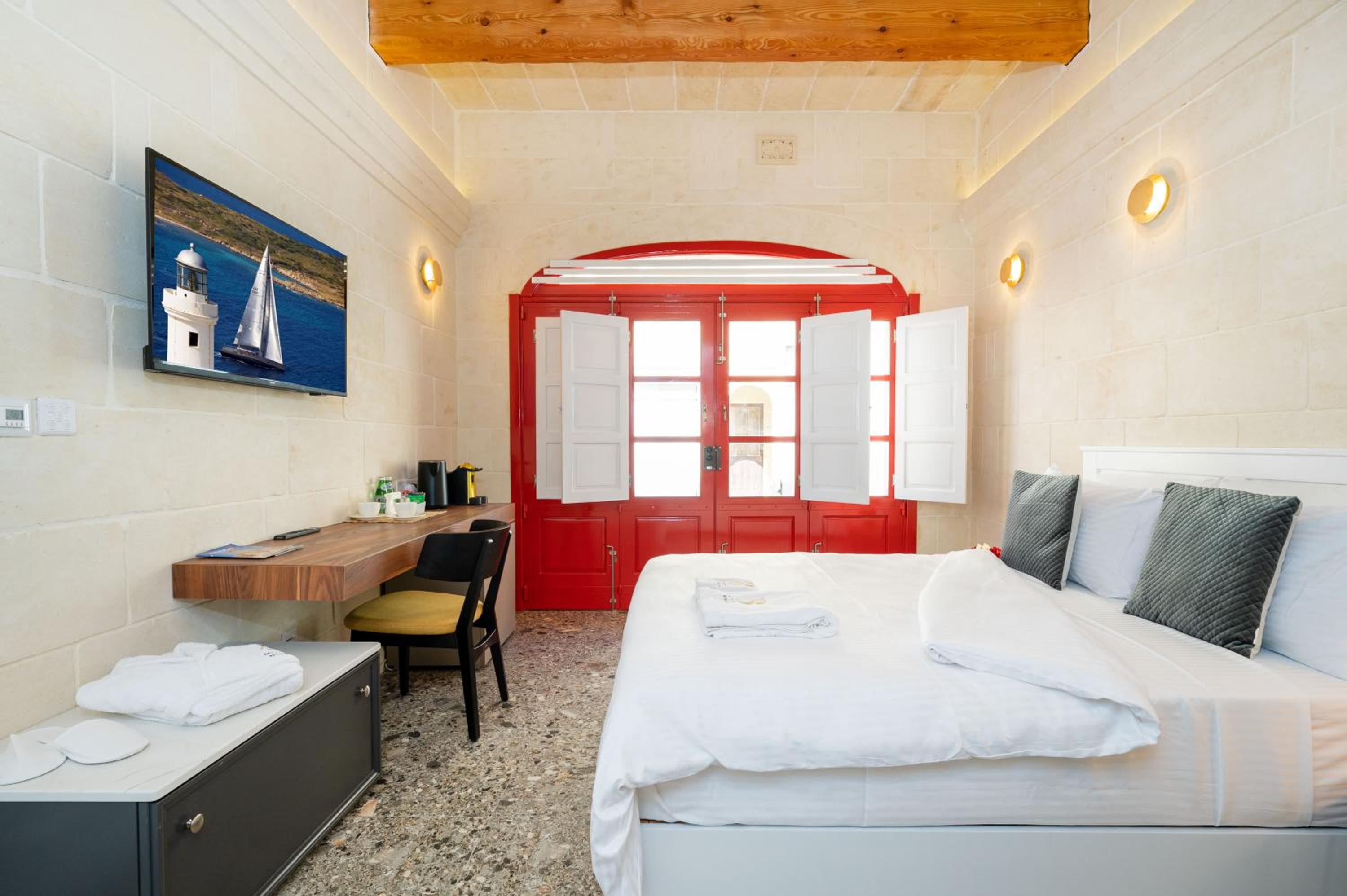 Deluxe Double Room with Shower - Photo 5