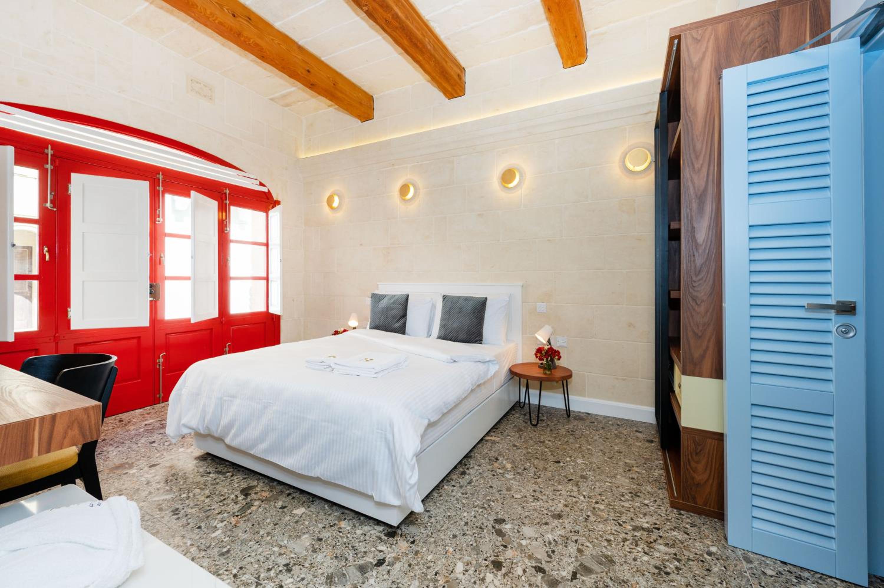 Deluxe Double Room with Shower - Photo 6