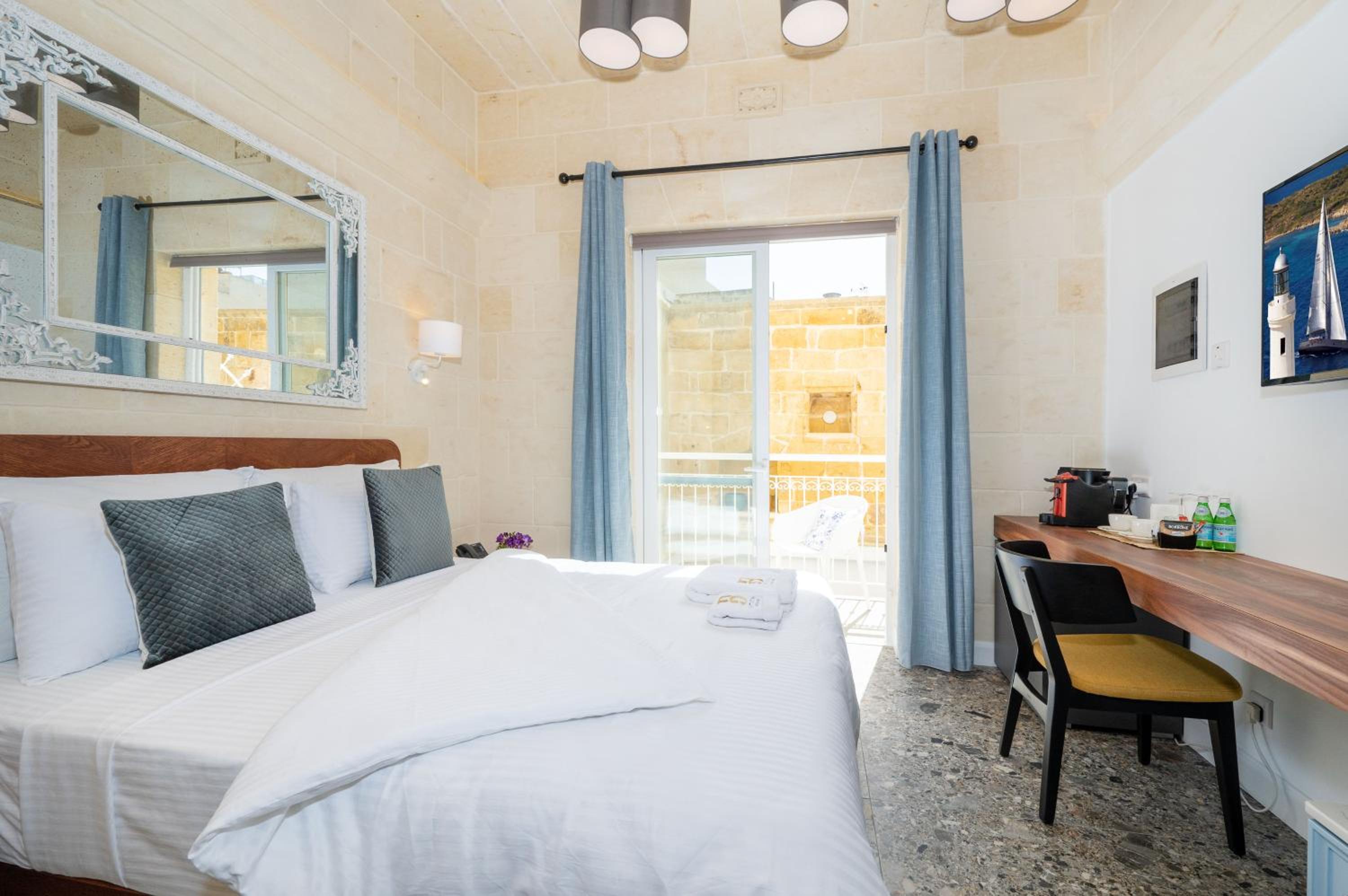 Deluxe Double Room with Balcony photo 3