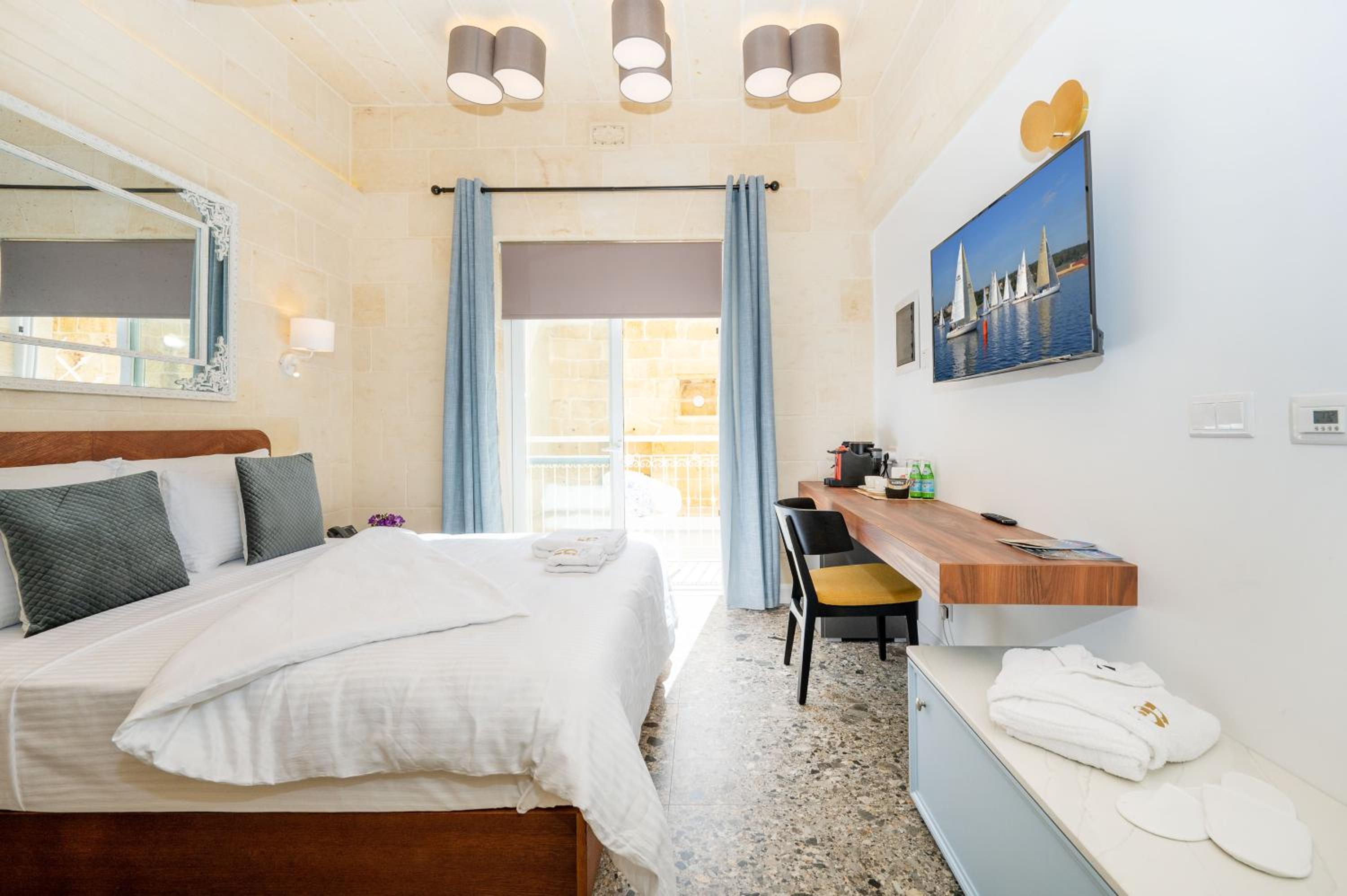 Deluxe Double Room with Balcony photo 3