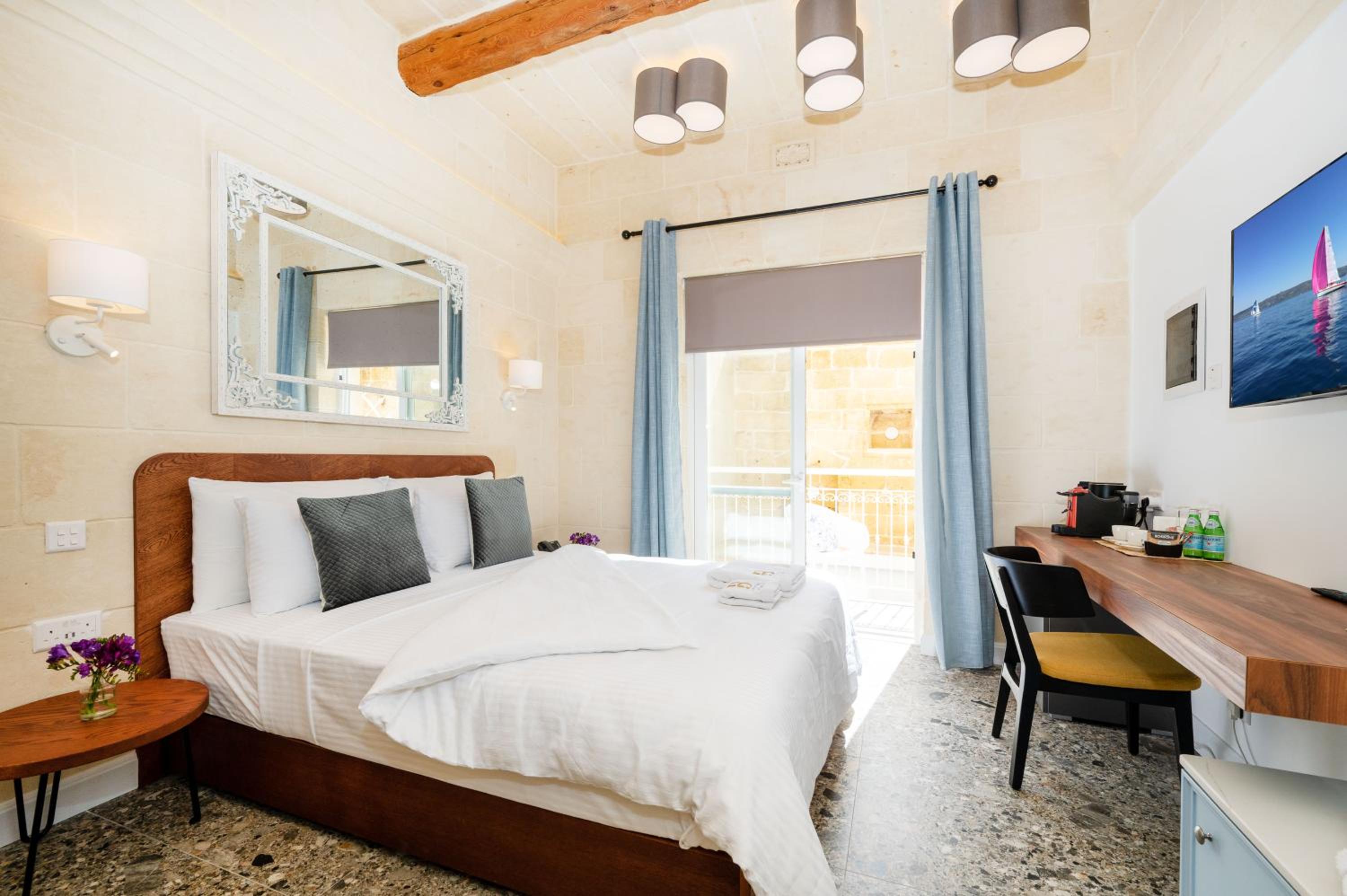 Deluxe Double Room with Balcony photo 2